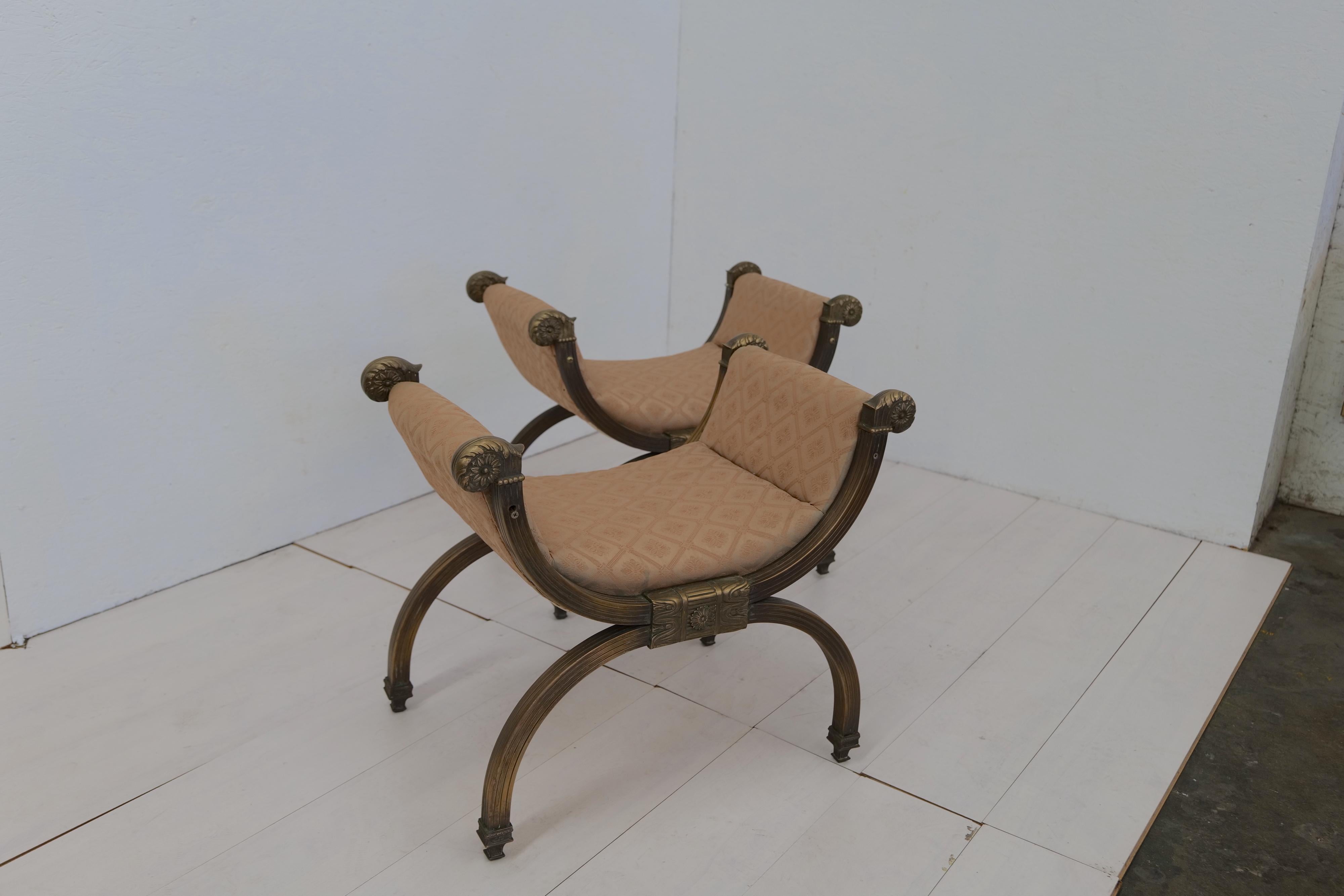 La paire italienne de deux fauteuils baroques, conçue par Carlo X, présente une esthétique saisissante et opulente. Ces fauteuils sont dotés d'une assise sans dossier, ce qui permet un design unique et ouvert. Le cadre entièrement en laiton ajoute