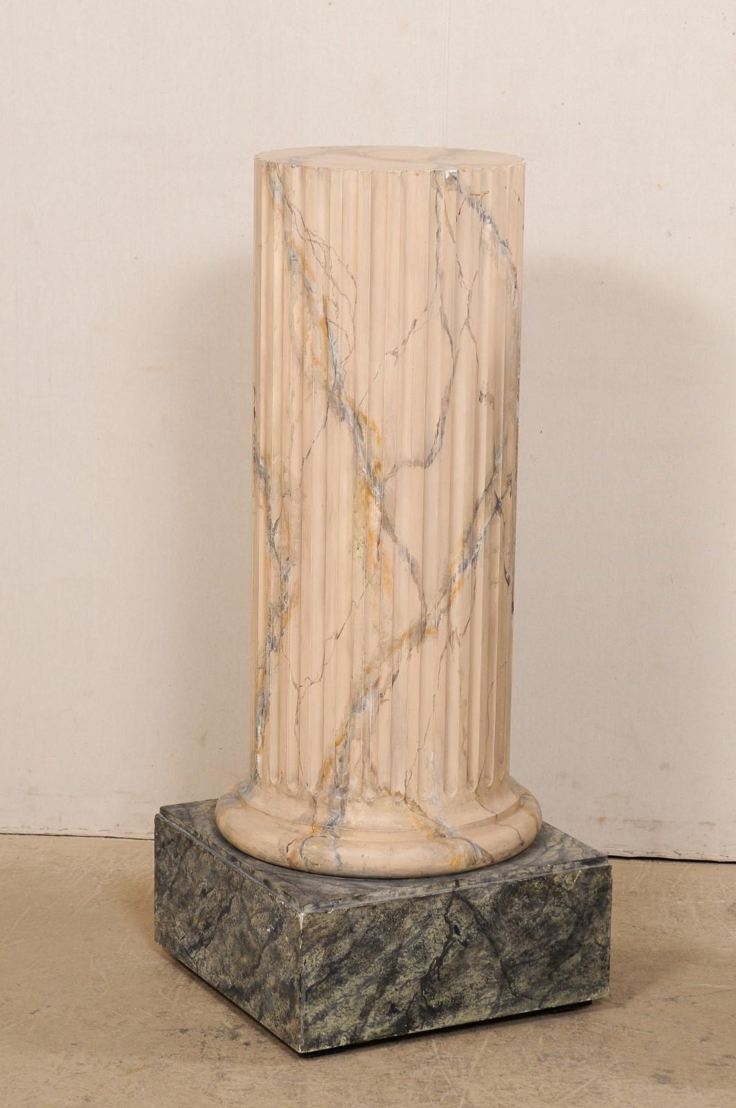 Paire italienne de piédestaux à colonnes cannelées, avec finition d'origine en faux marbre Bon état - En vente à Atlanta, GA