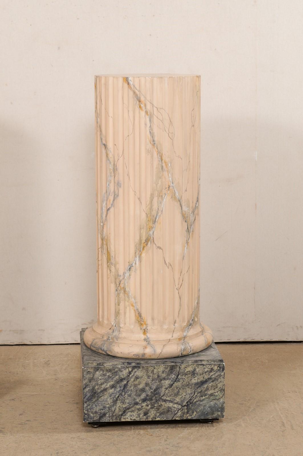 20ième siècle Paire italienne de piédestaux à colonnes cannelées, avec finition d'origine en faux marbre en vente