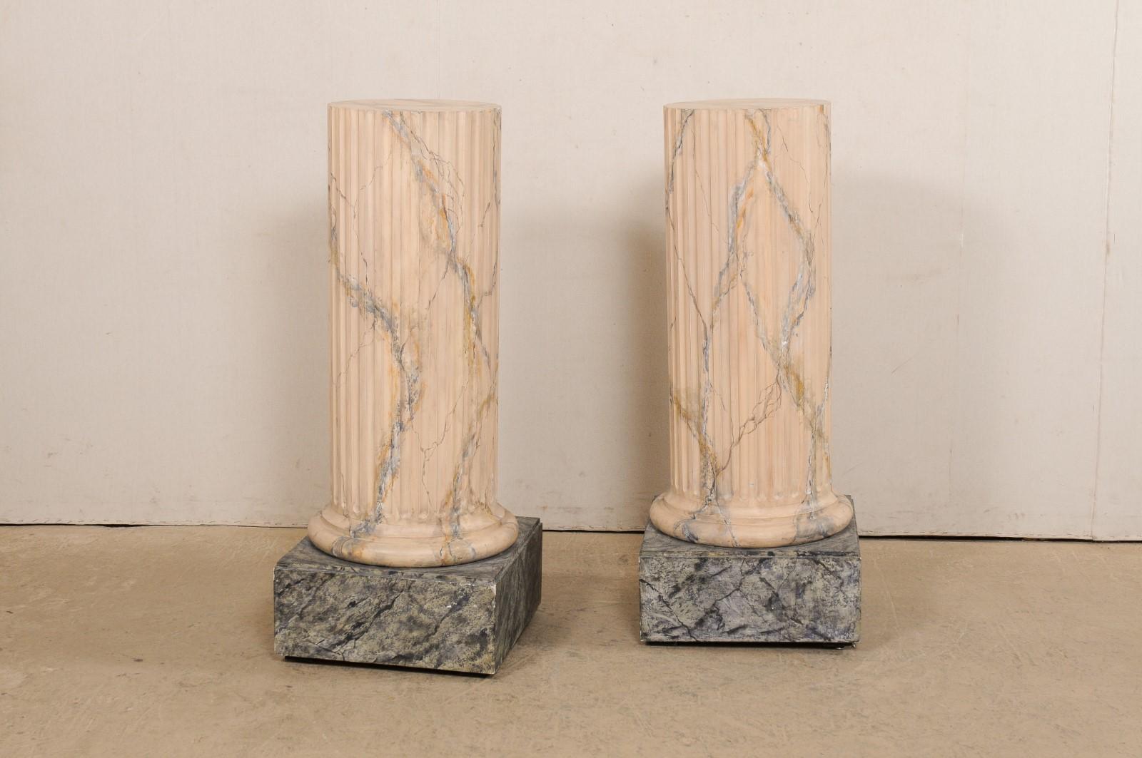 Bois Paire italienne de piédestaux à colonnes cannelées, avec finition d'origine en faux marbre en vente