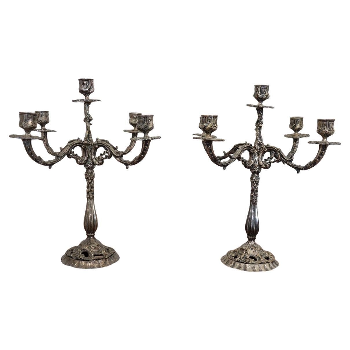 Paire italienne de chandeliers à 5 bras en métal argenté