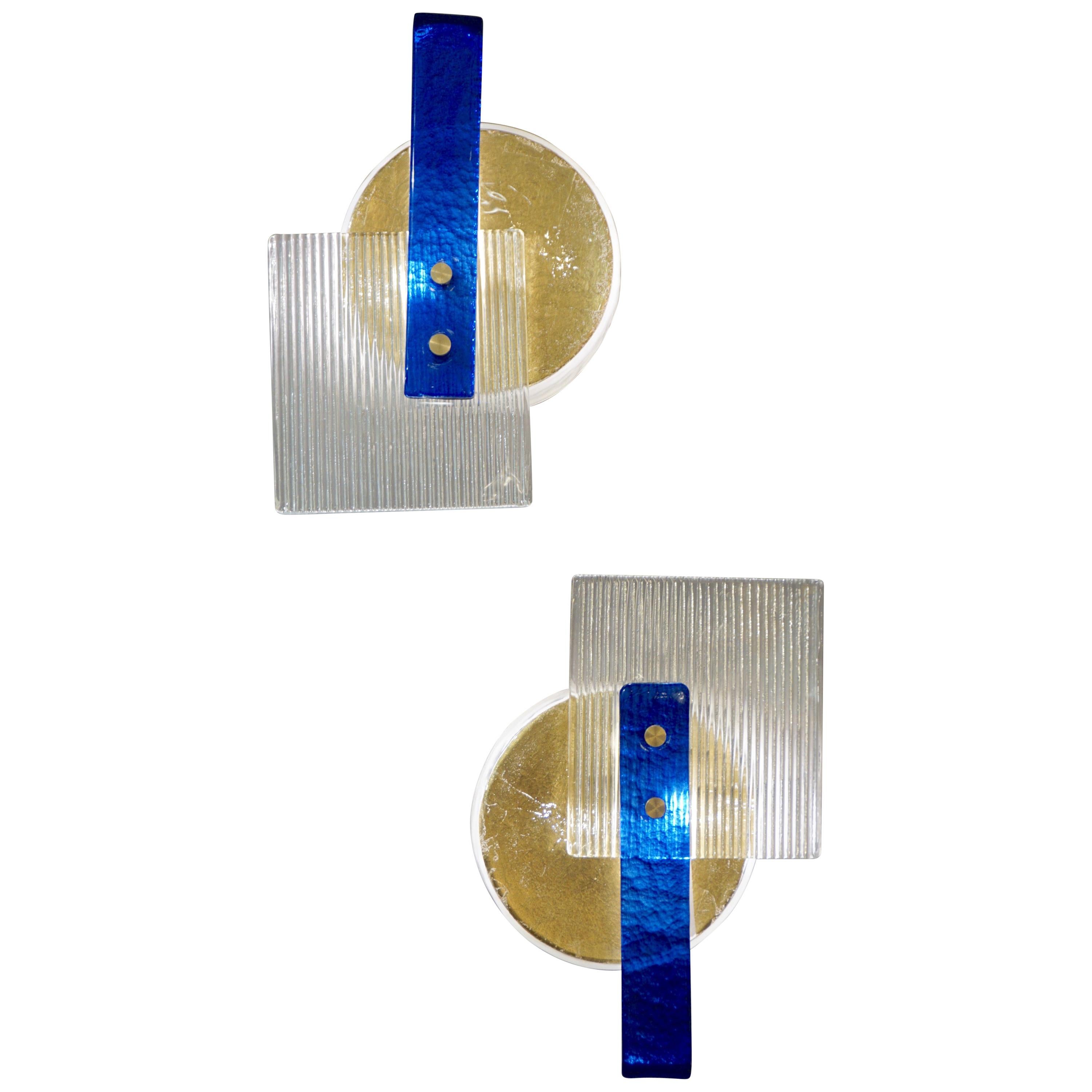 Paire d'appliques géométriques vénitiennes contemporaines/encastrées, sculpture abstraite Design, intelligemment composée de trois pièces de verre Murano Art texturées et sophistiquées : un élément de verre bleu royal cobalt marin en forme de L