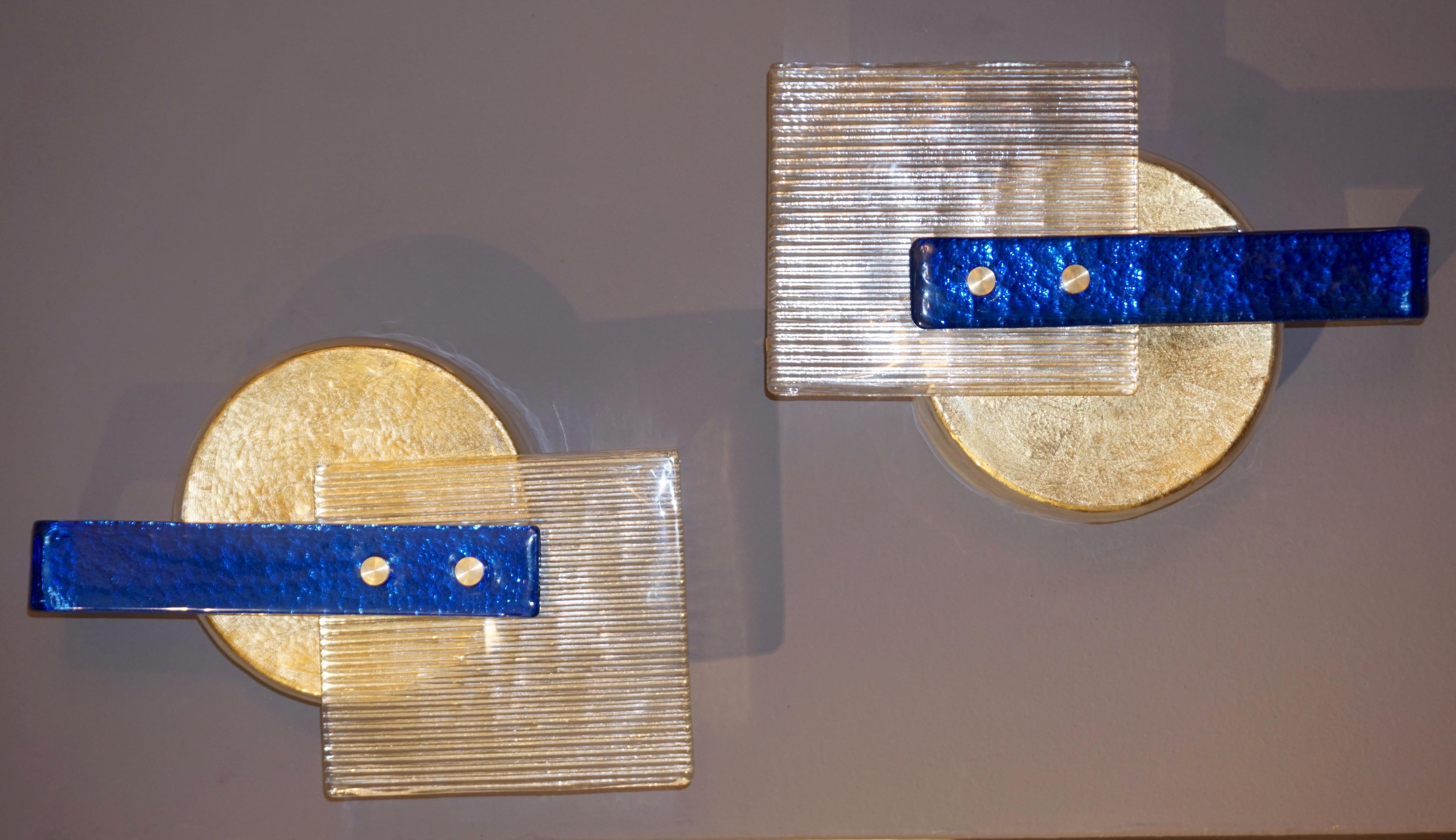 Laqué Paire d'appliques modernes abstraites italiennes en verre de Murano en or, saphir et cristal en vente
