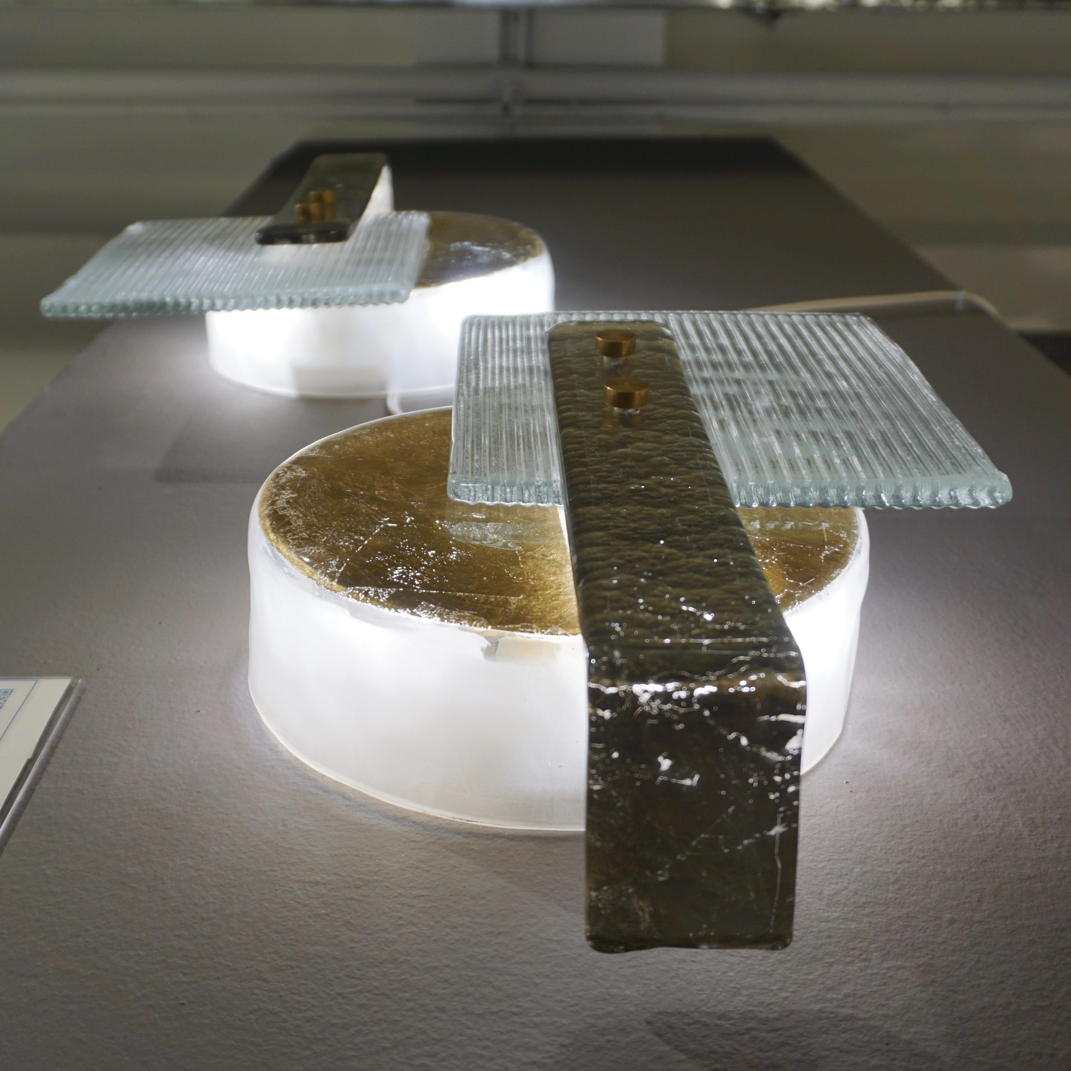 Paire d'appliques modernes abstraites italiennes en verre de Murano en or:: argent et cristal en vente 2