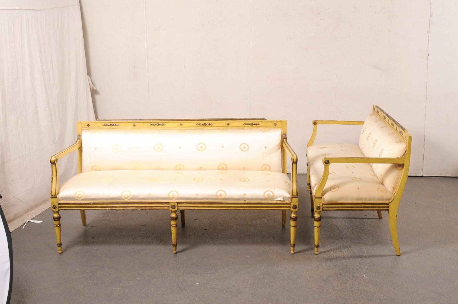 Paire italienne de bancs de canapés anciens en bois sculpté et rembourrés, 5,25 pieds en vente 5