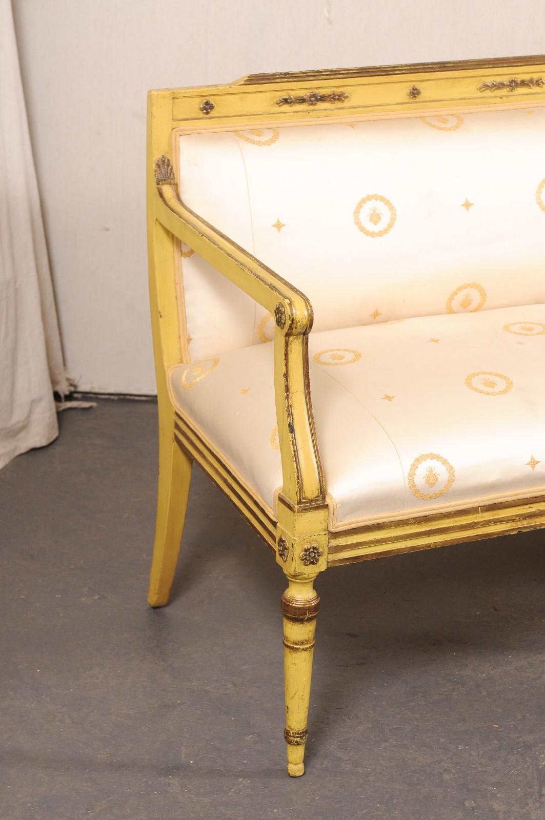 Tissu d'ameublement Paire italienne de bancs de canapés anciens en bois sculpté et rembourrés, 5,25 pieds en vente