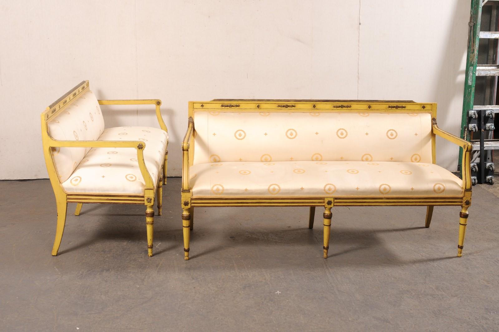 Paire italienne de bancs de canapés anciens en bois sculpté et rembourrés, 5,25 pieds en vente 2