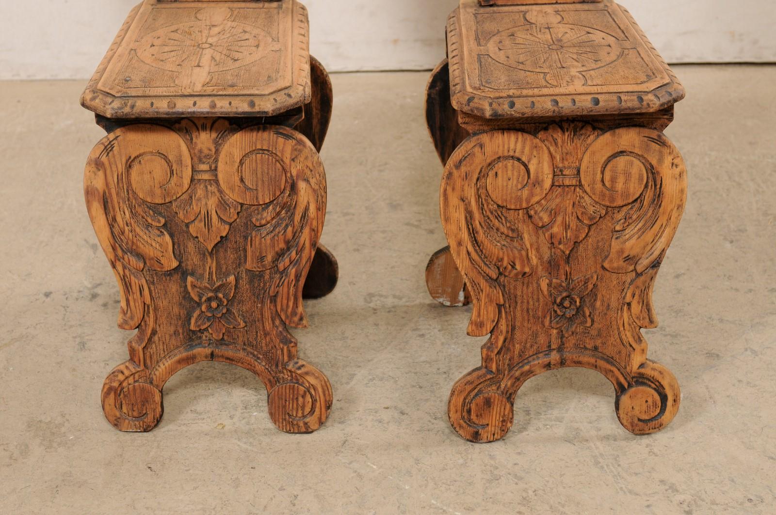 Paire italienne de chaises d'entrée anciennes de style Renaissance en bois sculpté Sgabelli 4