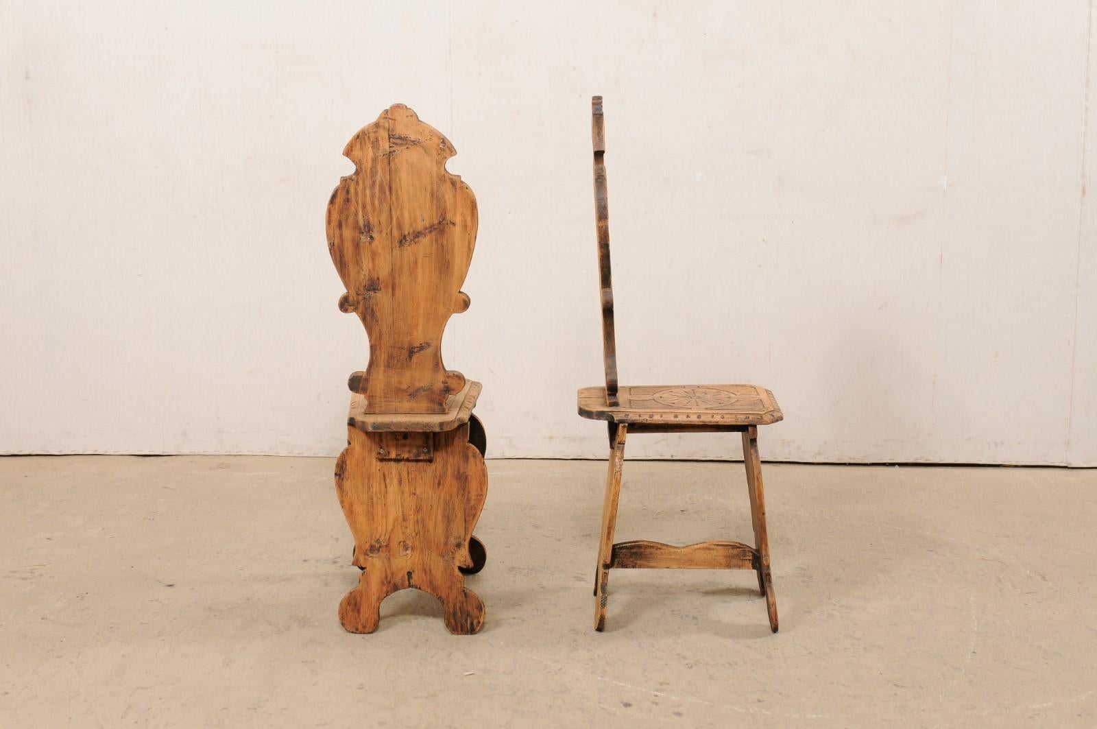 XIXe siècle Paire italienne de chaises d'entrée anciennes de style Renaissance en bois sculpté Sgabelli