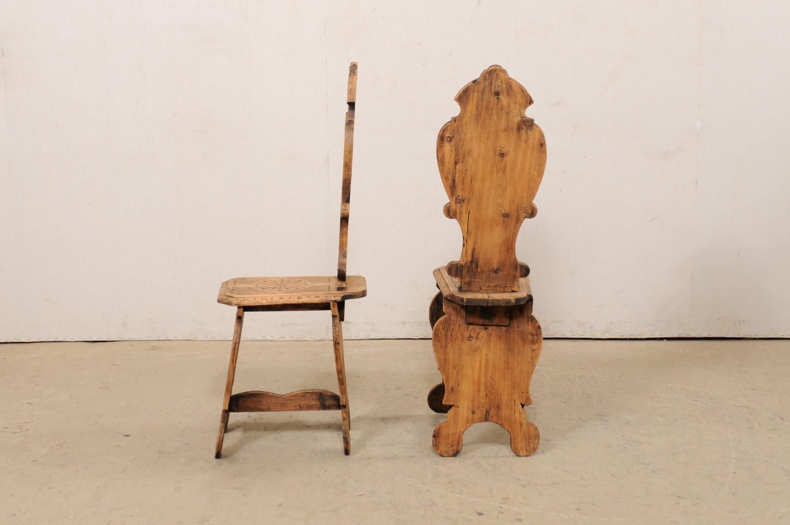Bois Paire italienne de chaises d'entrée anciennes de style Renaissance en bois sculpté Sgabelli