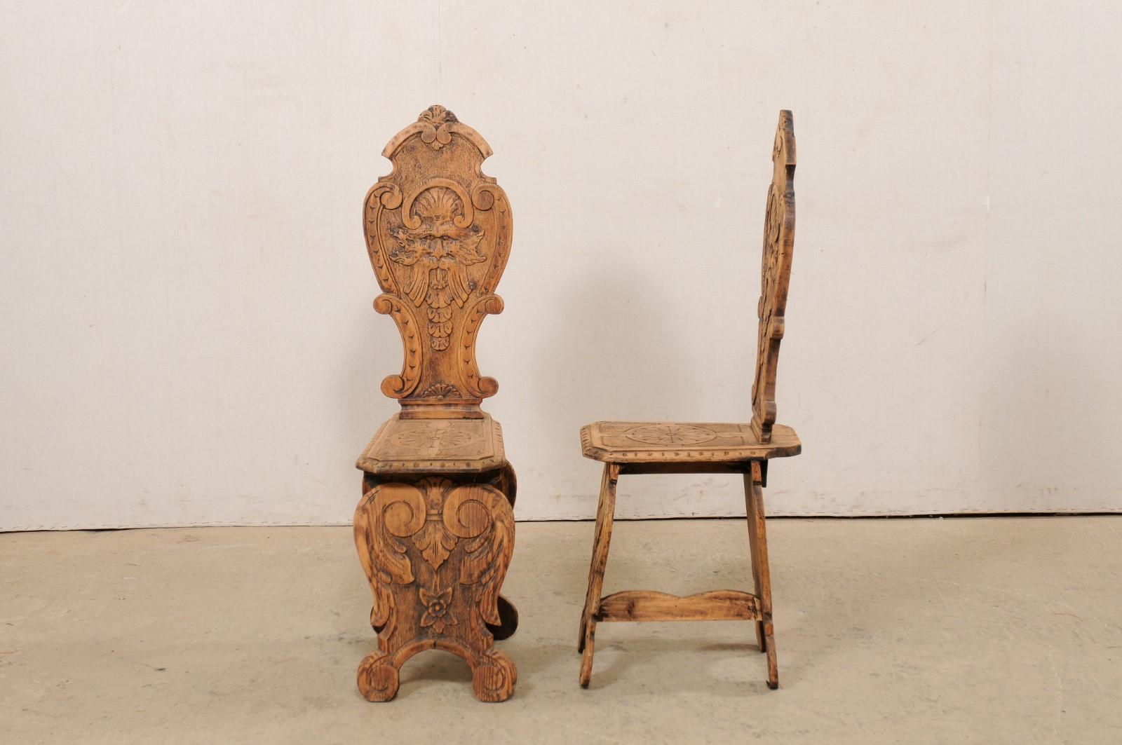 Paire italienne de chaises d'entrée anciennes de style Renaissance en bois sculpté Sgabelli 1
