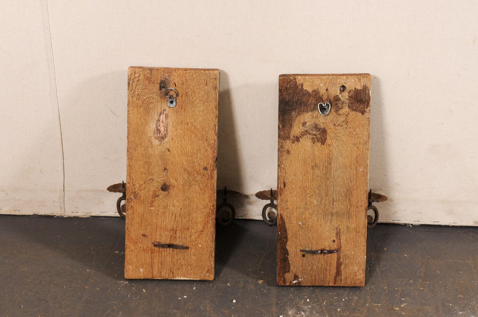 Pareja Italiana de Antiguos Candelabros de Pared (Placas de Madera con Brazos de Hierro) en venta 7