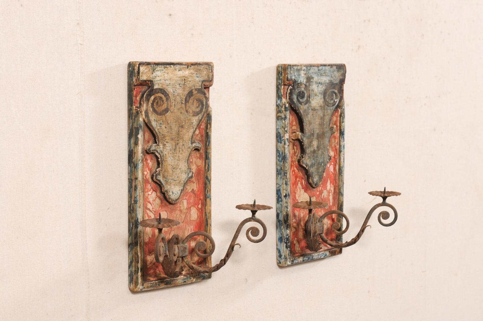 Pareja Italiana de Antiguos Candelabros de Pared (Placas de Madera con Brazos de Hierro) en venta 2