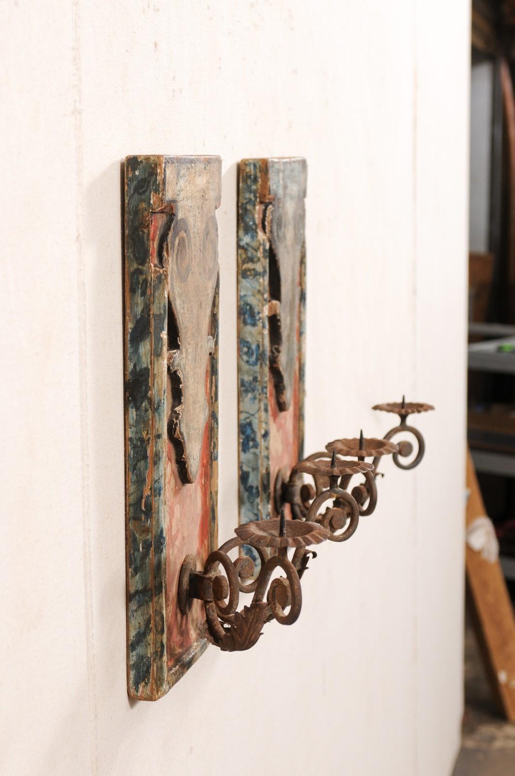 Pareja Italiana de Antiguos Candelabros de Pared (Placas de Madera con Brazos de Hierro) en venta 3