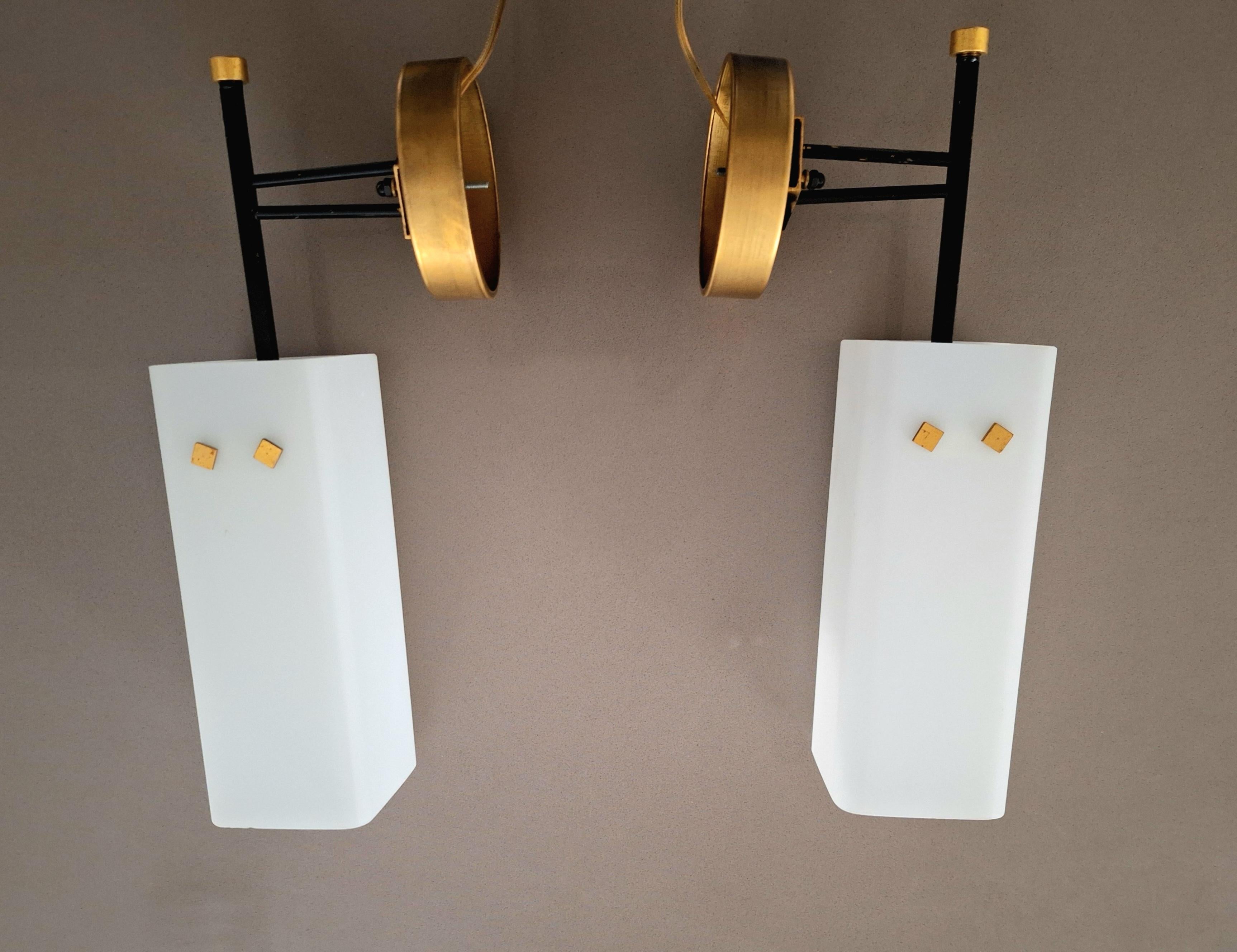 Mid-Century moderno Coppia italiana di  Applica la struttura in ottone con vetro opalino bianco in vendita