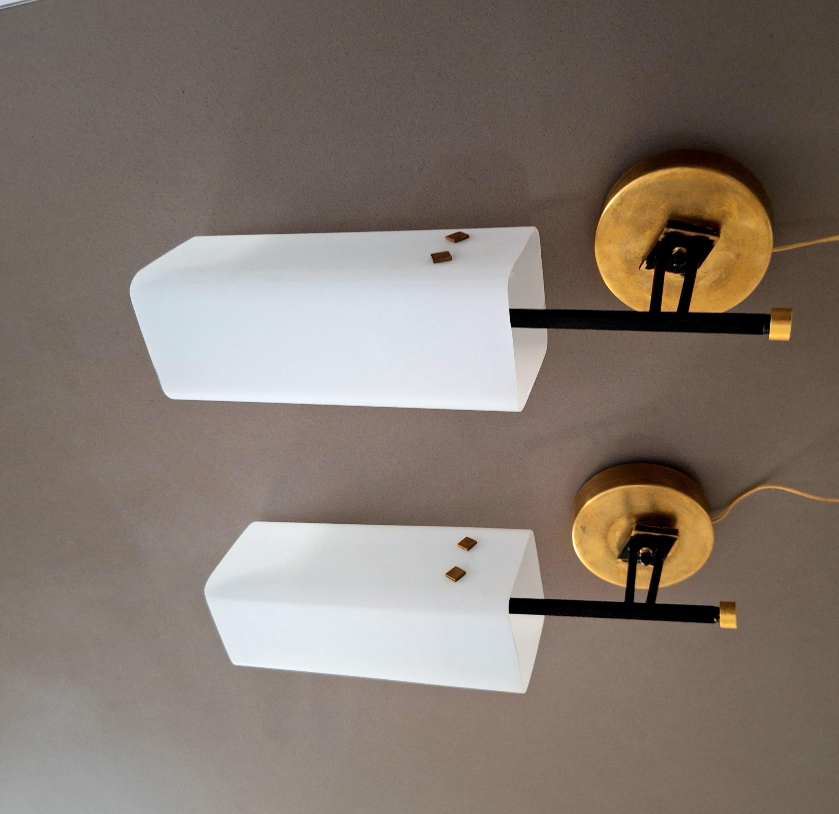Ottone Coppia italiana di  Applica la struttura in ottone con vetro opalino bianco in vendita