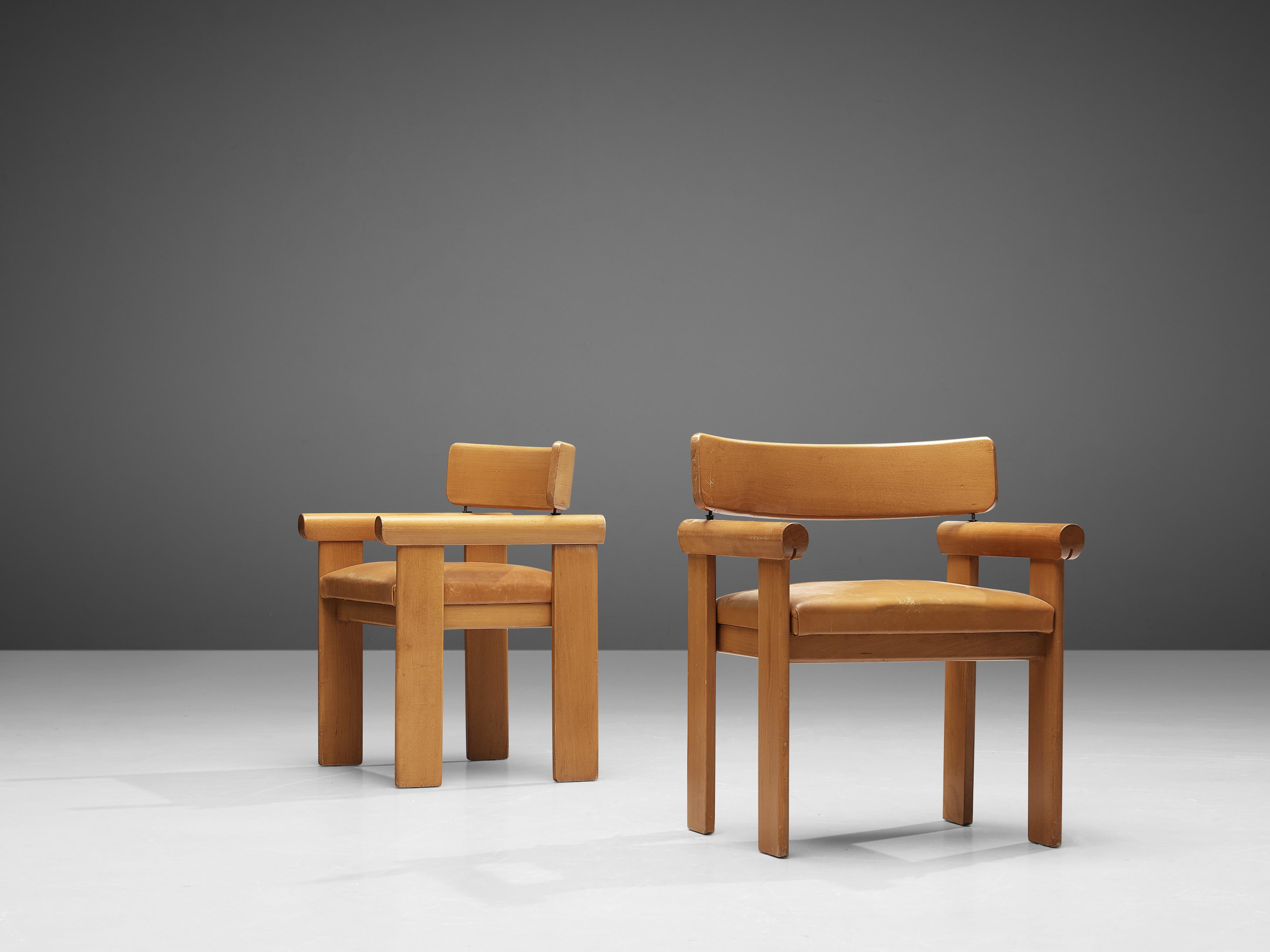 Pair of dining chairs, beech, cognac leather, Italy, 1960s

Pair of Italian dining chairs with a characteristic beechwood frame. The frame consists of beechwood slats. One of them is curved and placed horizontally: this is the slat that functions