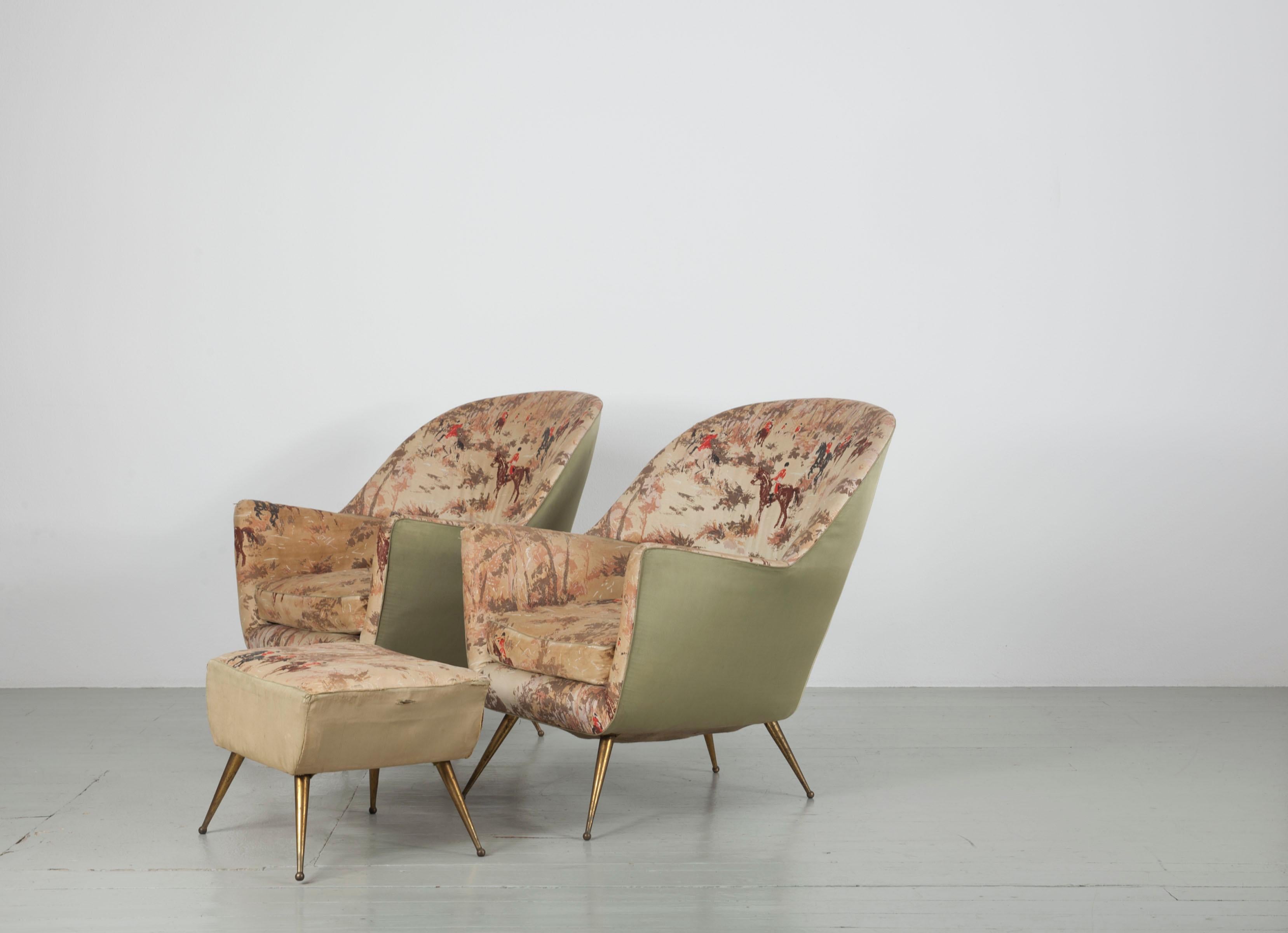 Italian pair of armchairs with brass legs and a footrest. Production I.S.A Bergamo in the 1950s. The armchairs are in the original cover and need new upholstery. 

Measurements stool: H 35, W 50, D 37 cm.