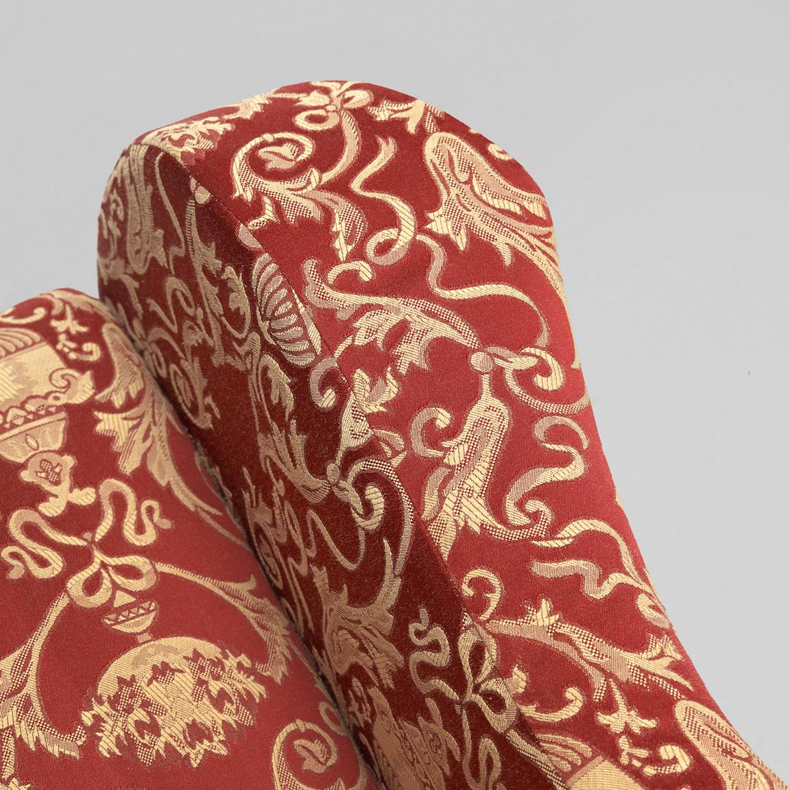 Paire de fauteuils italiens en tapisserie décorative rouge  en vente 1
