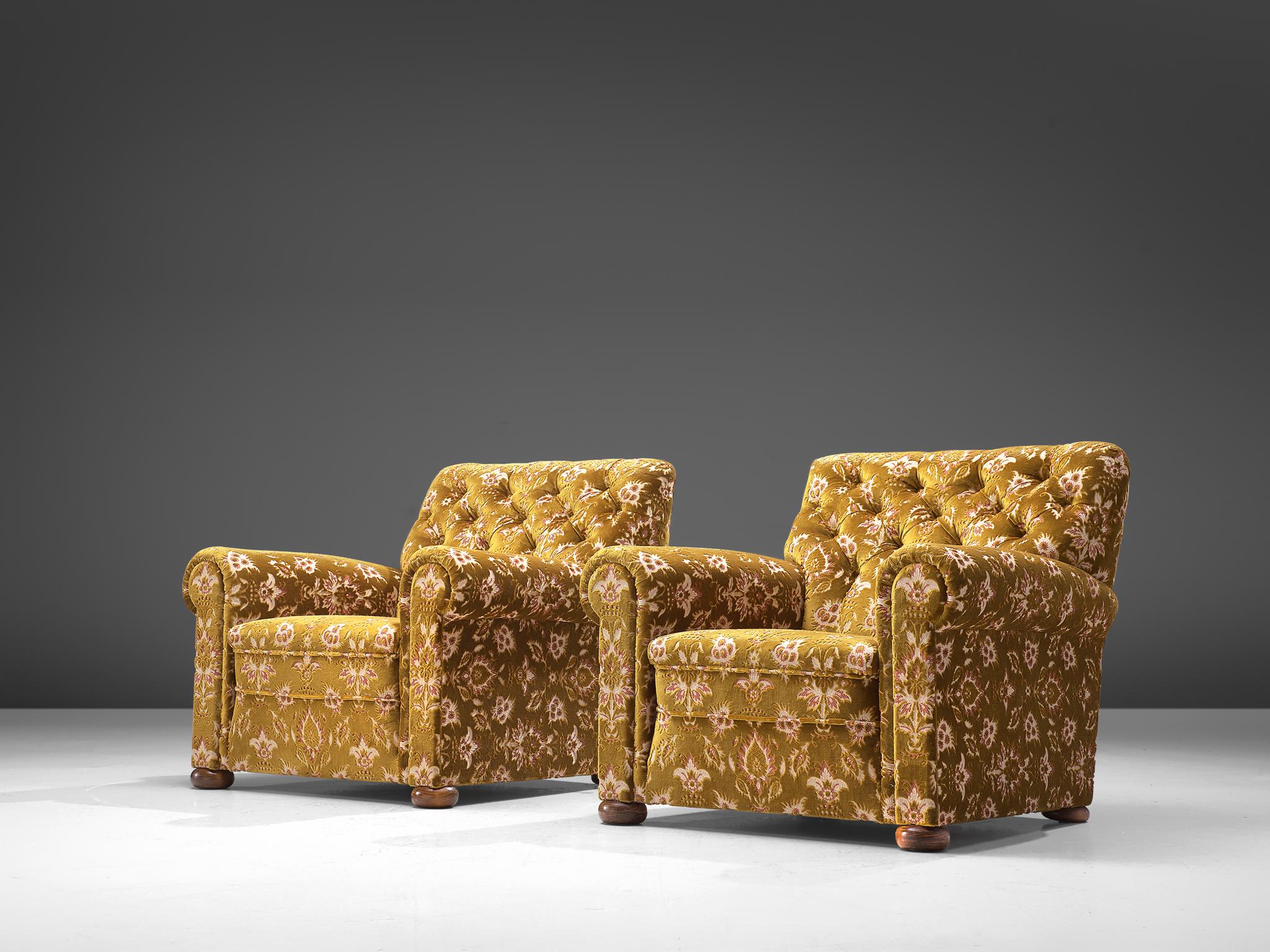 Lounge chairs, fabric and oak, Italy, 1940s.

Italian Art Deco set of armchairs with tufted backrests. These chairs have a certain grace and luxury thanks to the rectangular shaped backrest with tufting. The chairs feature a very deep seat and