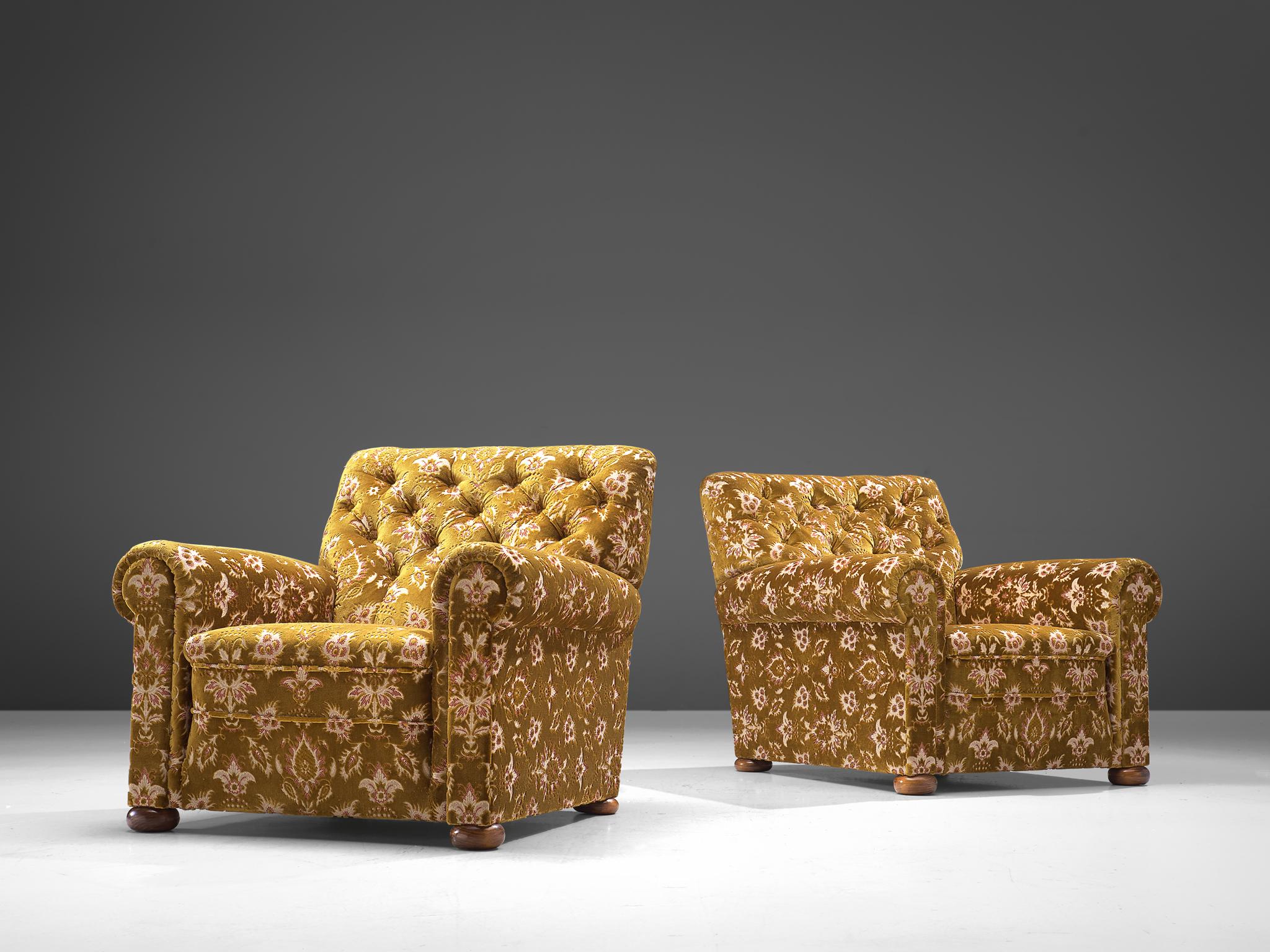 Lounge chairs, fabric and oak, Italy, 1940s.

Italian Art Deco set of armchairs with tufted backrests. These chairs have a certain grace and luxury thanks to the rectangular shaped backrest with tufting. The chairs feature a very deep seat and