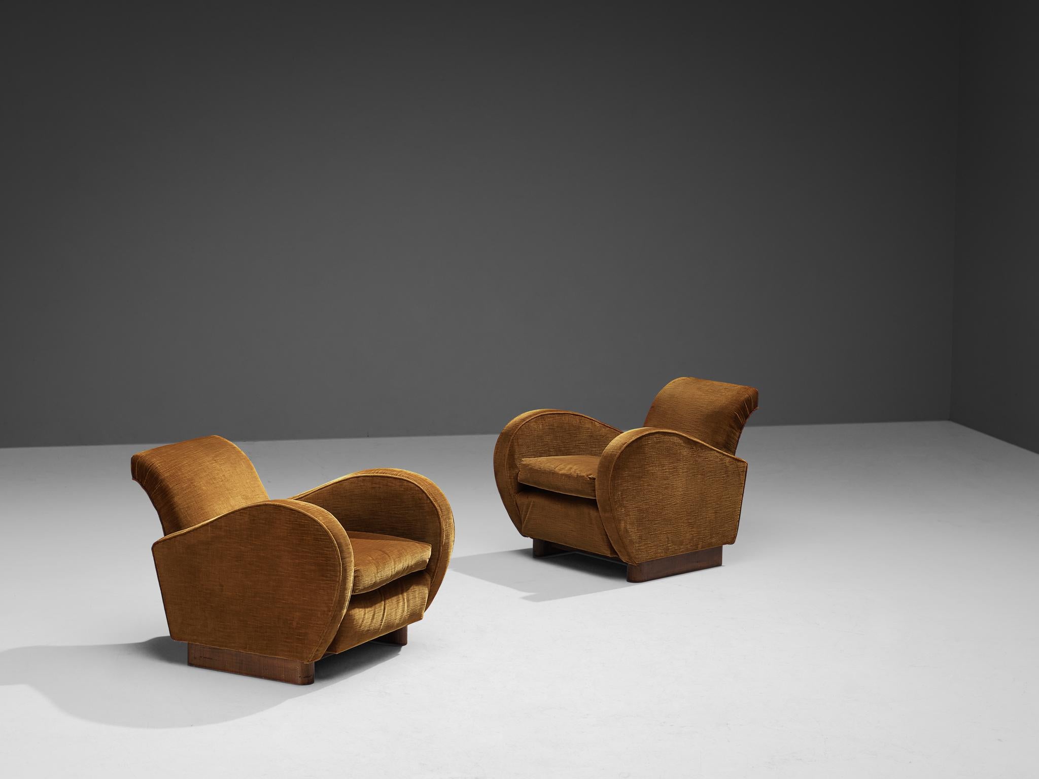 Pair of lounge chairs, velvet, wood, Italy, 1940s

These exquisite pair of lounge chairs of Italian origin undoubtedly breathes the Art Deco Period of the 1940s. With its imposing shapes, this design deserves a prominent place in one's interior.