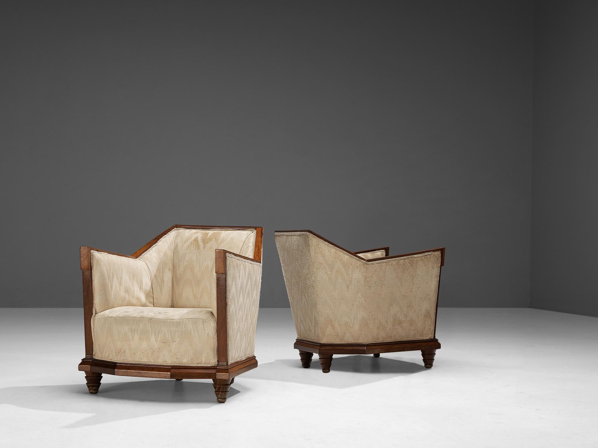 Pair of lounge chairs, walnut, fabric, Italy, 1930s/1940s

A magnificent pair of strong and angular armchairs in walnut wood and upholstered in a cream silk fabric in a subtle triangular pattern, a typical choice for furniture that were made in the