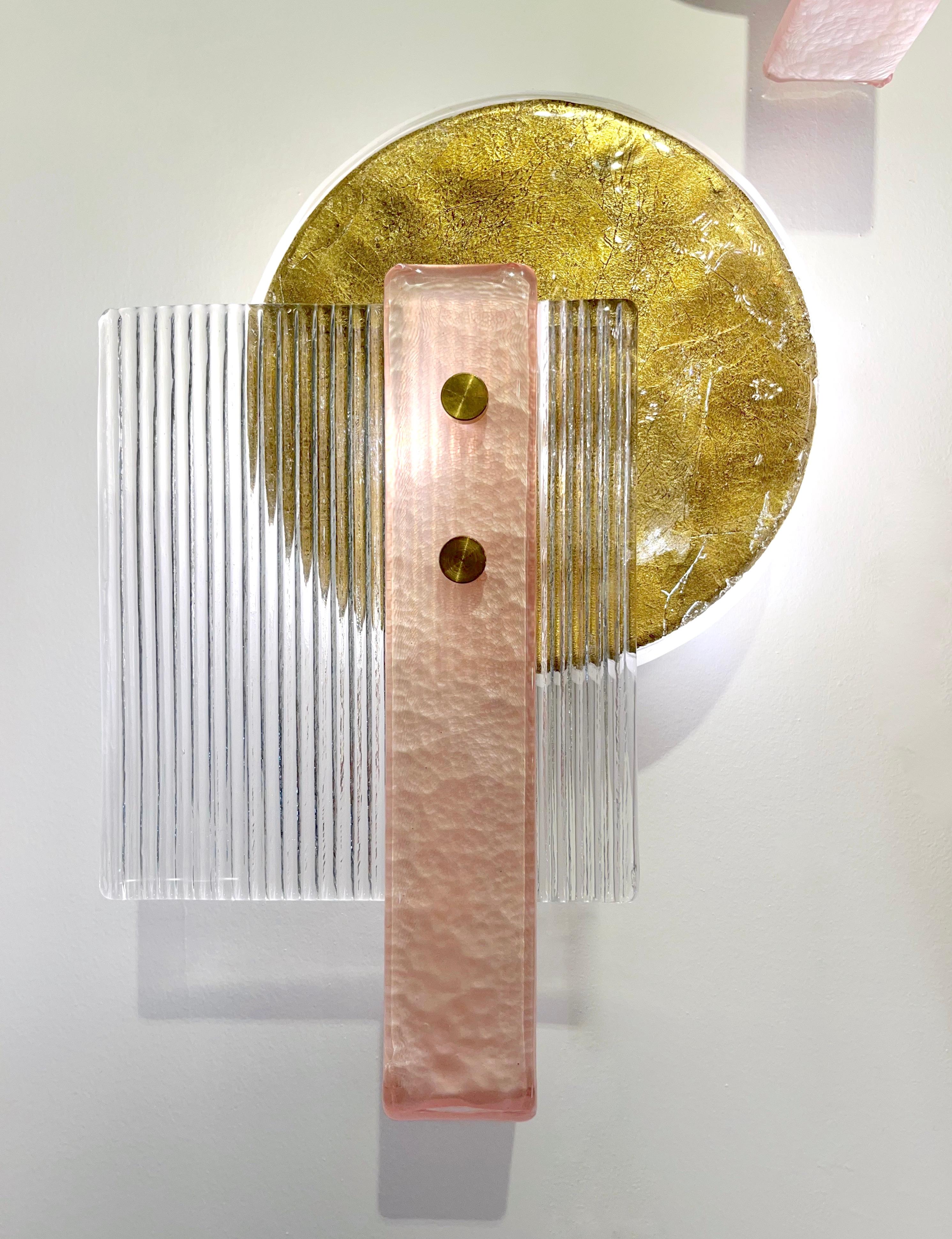Zeitgenössisches venezianisches Paar modernistischer geometrischer Wandleuchten, abstraktes Skulptur-Design, geschickt zusammengesetzt aus drei raffiniert strukturierten Murano-Glasstücken: ein glamouröses, babyrosa L-förmiges Glaselement, das mit