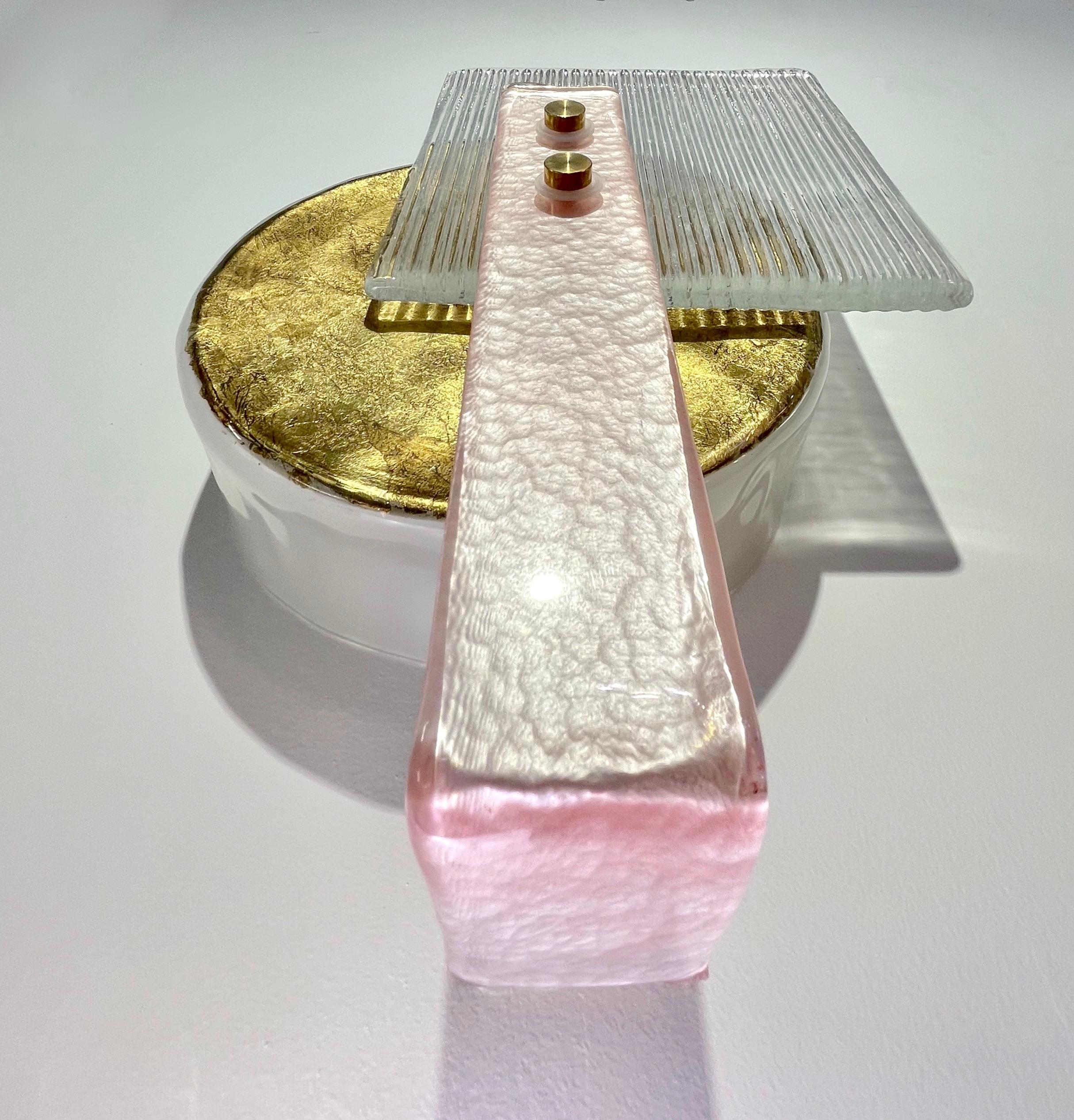 Dépoli Paire d'appliques italiennes de style Art Déco en verre de Murano texturé rose doré et cristal en vente