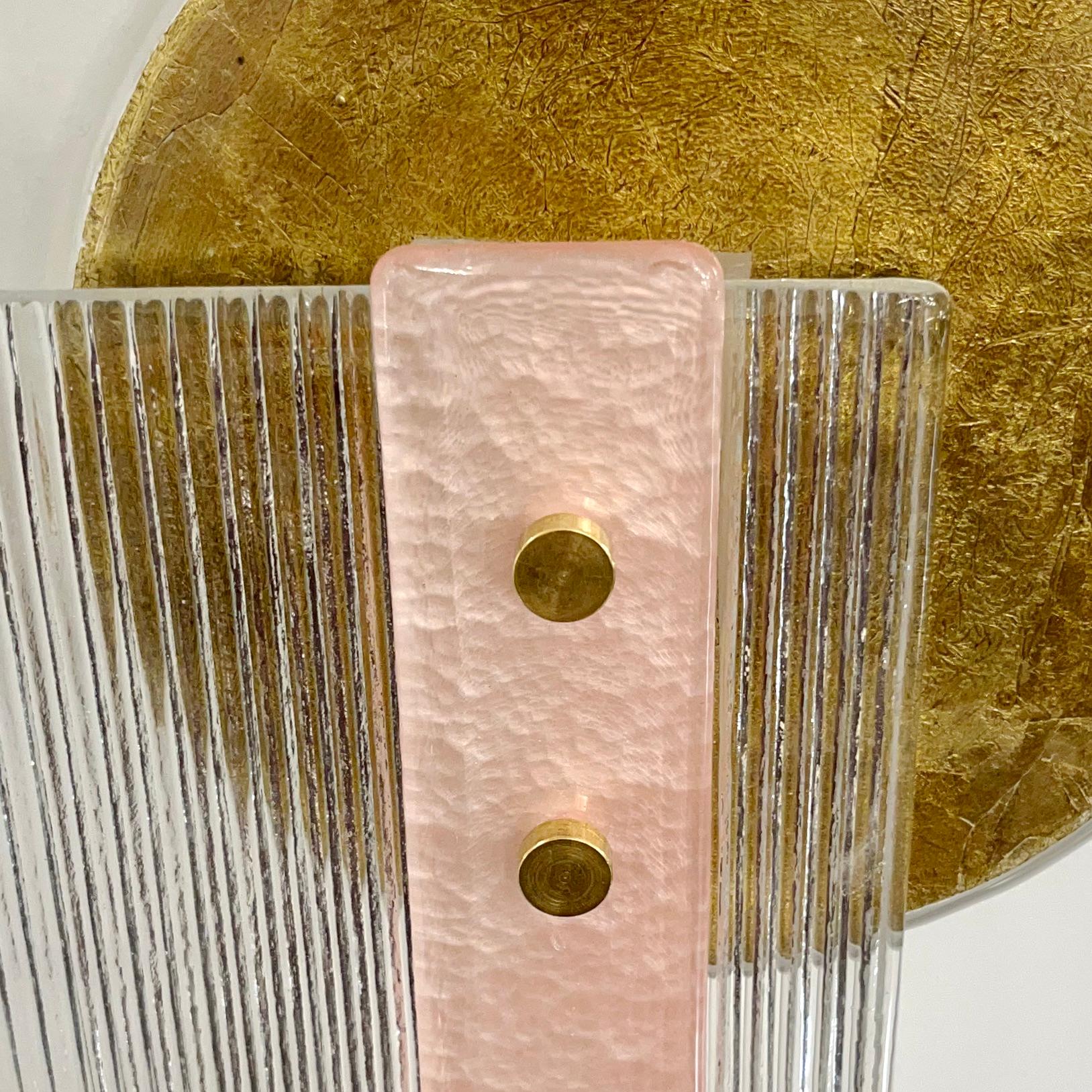 Paar italienische Wandleuchter aus strukturiertem Muranoglas im Art-déco-Stil in Gold, Rosa und Kristall im Zustand „Neu“ im Angebot in New York, NY