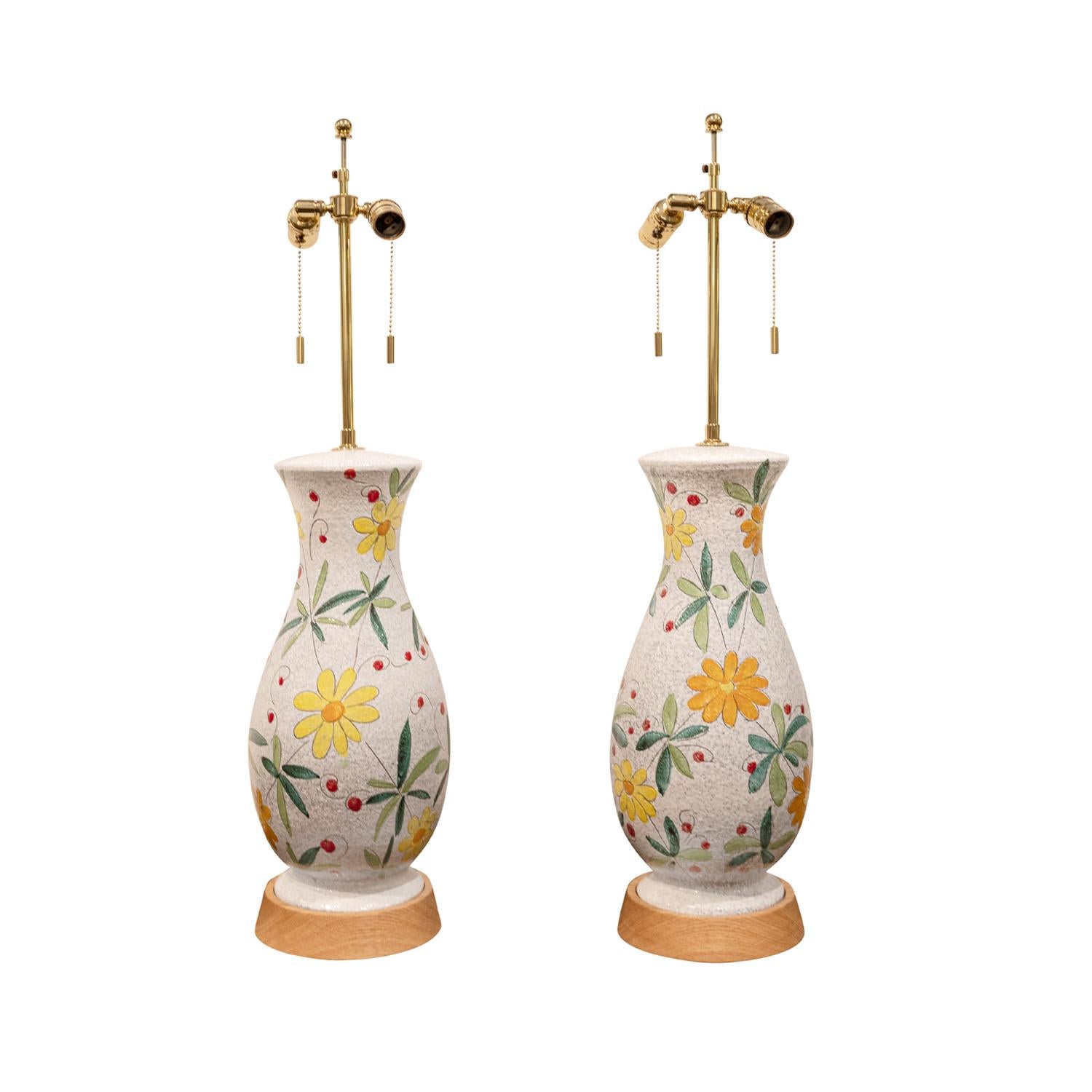 Italienisches Paar handwerklicher Keramik-Tischlampen mit Blumenmotiv, 1950er Jahre (Moderne der Mitte des Jahrhunderts) im Angebot