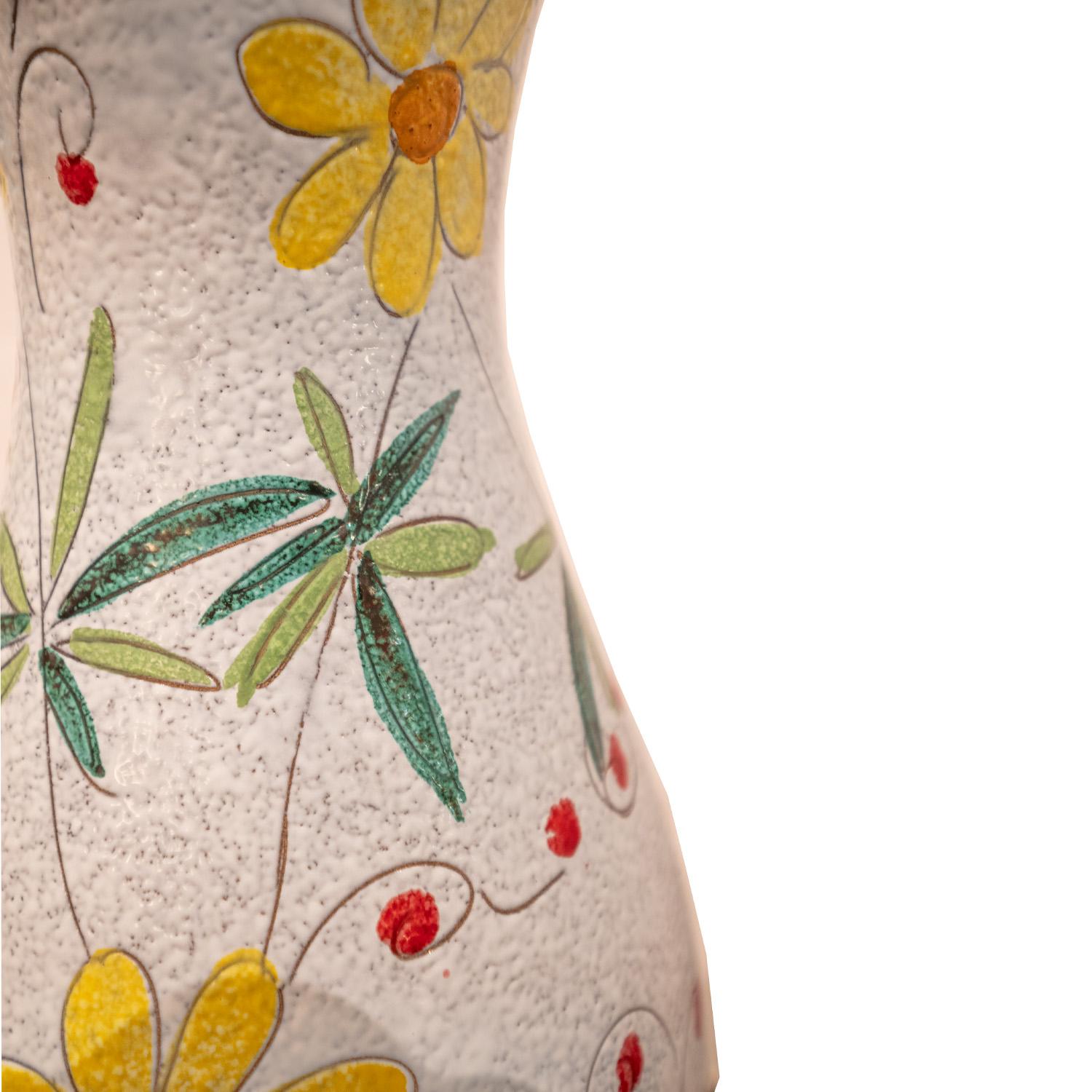 Italienisches Paar handwerklicher Keramik-Tischlampen mit Blumenmotiv, 1950er Jahre im Angebot 1