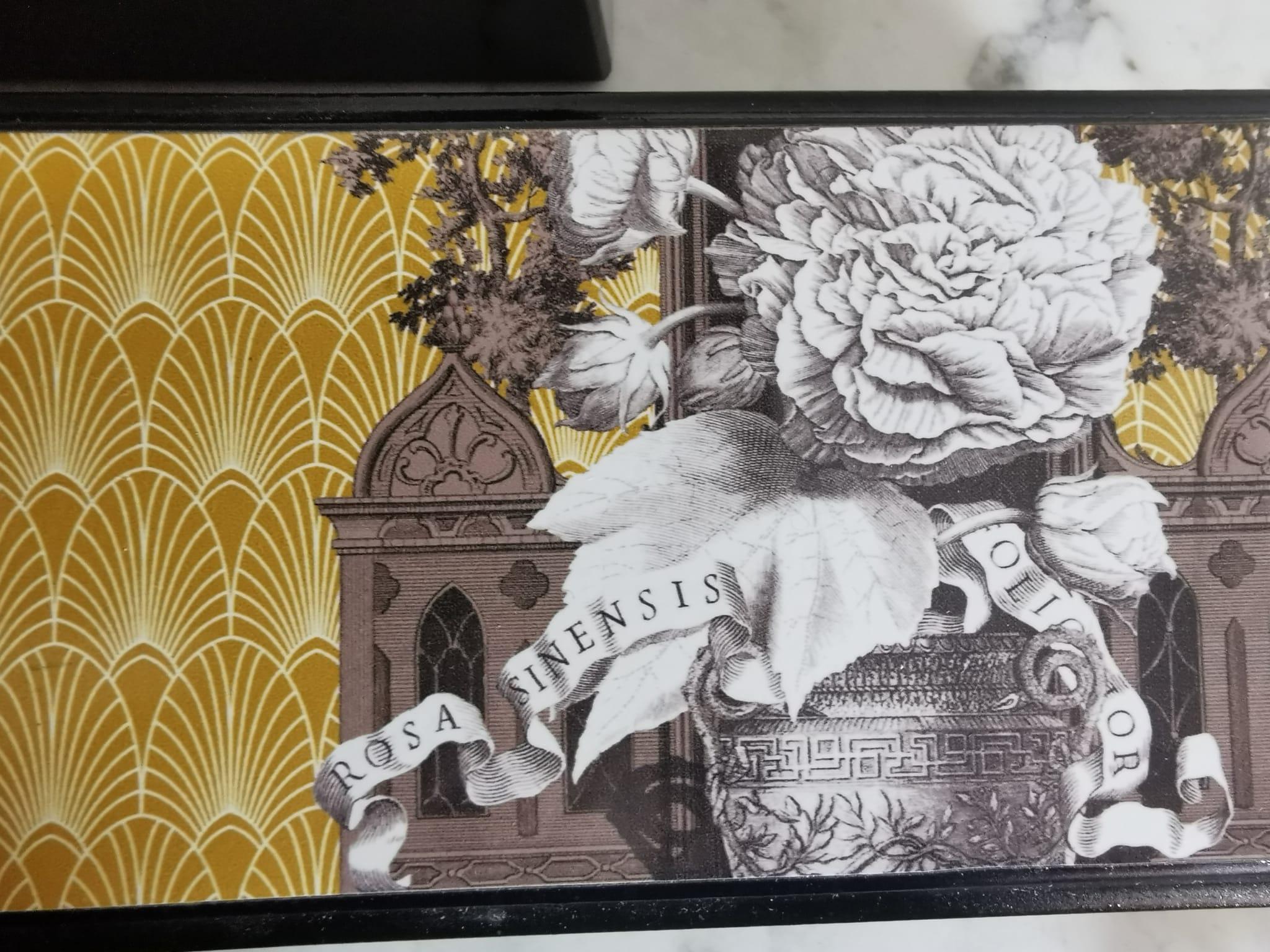 Coppia di scatole rettangolari in legno laccato nero con stampa elegante. 


Completamente prodotto a Firenze da Artecornici design.

Con un'esperienza di oltre 40 anni, Artecornici design crea cornici artigianali di alta qualità utilizzando