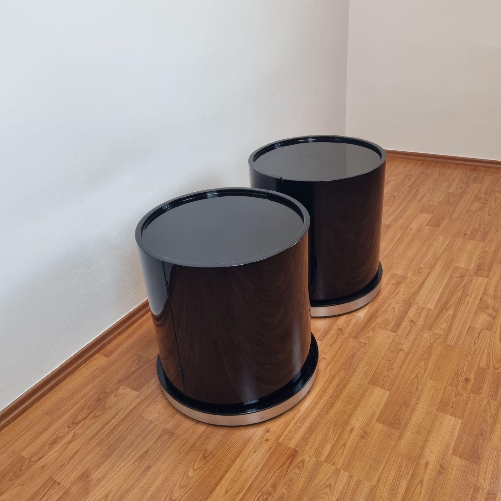 Mid-Century Modern Paire italienne de  Tables de nuit laquées noires de Willy Rizzo pour Mario Sabot, années 70 en vente