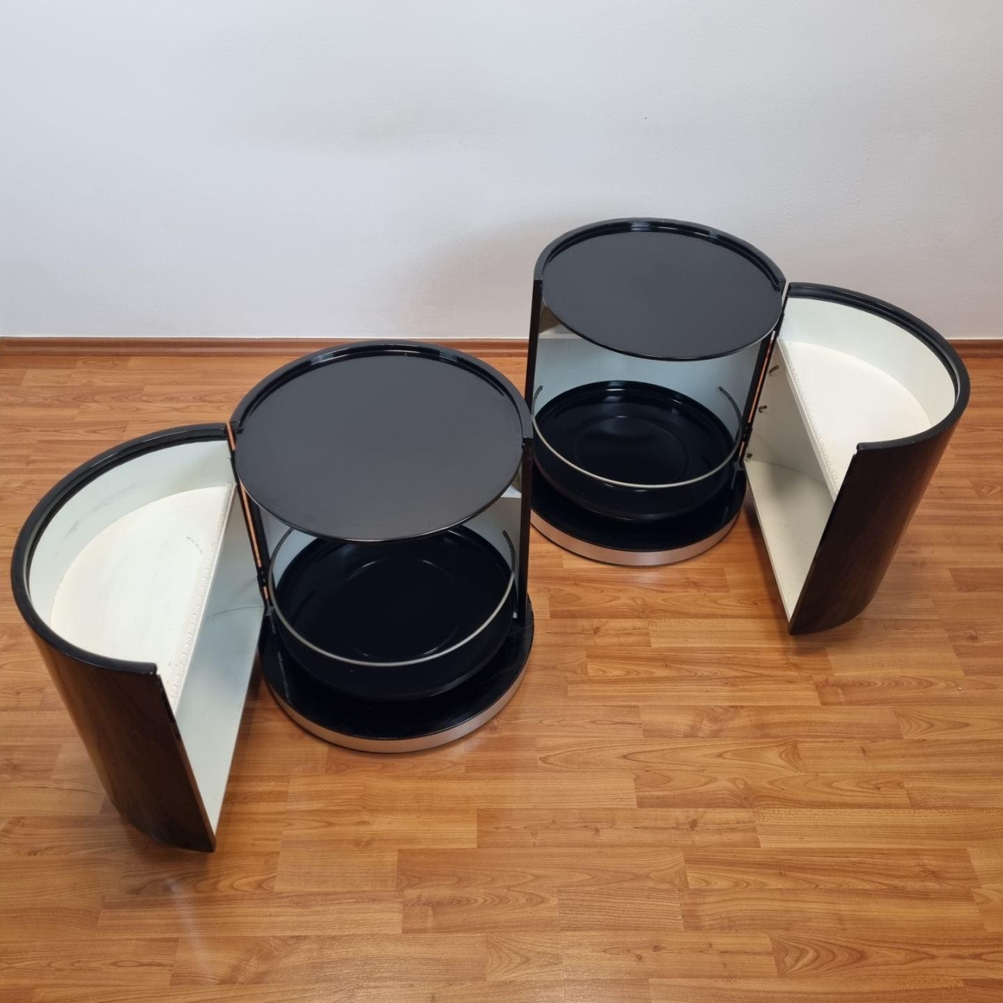 Plastique Paire italienne de  Tables de nuit laquées noires de Willy Rizzo pour Mario Sabot, années 70 en vente