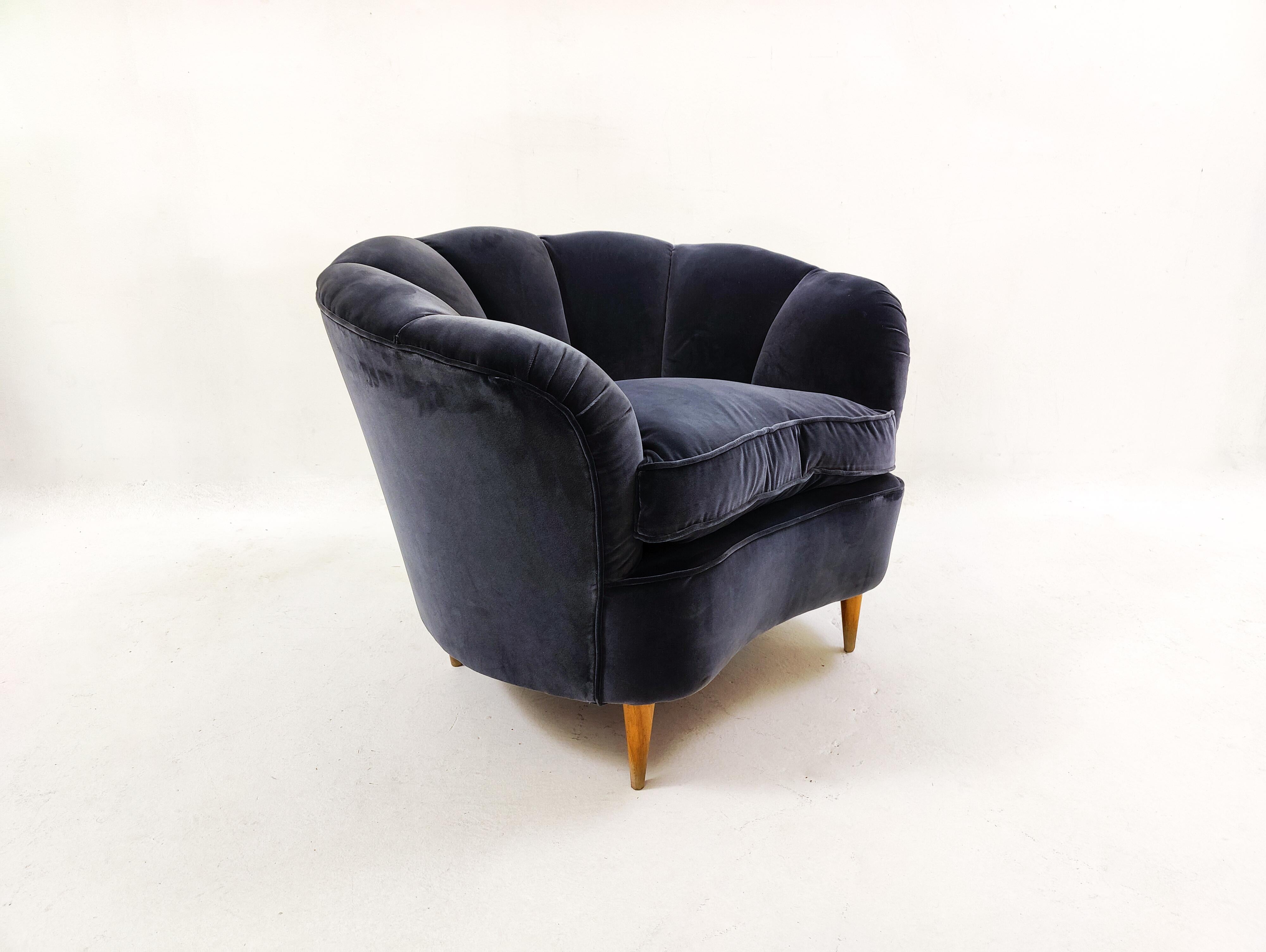 Italian Pair of Blue Armchairs, 1930s, New Upholstery In Good Condition In Brussels, BE