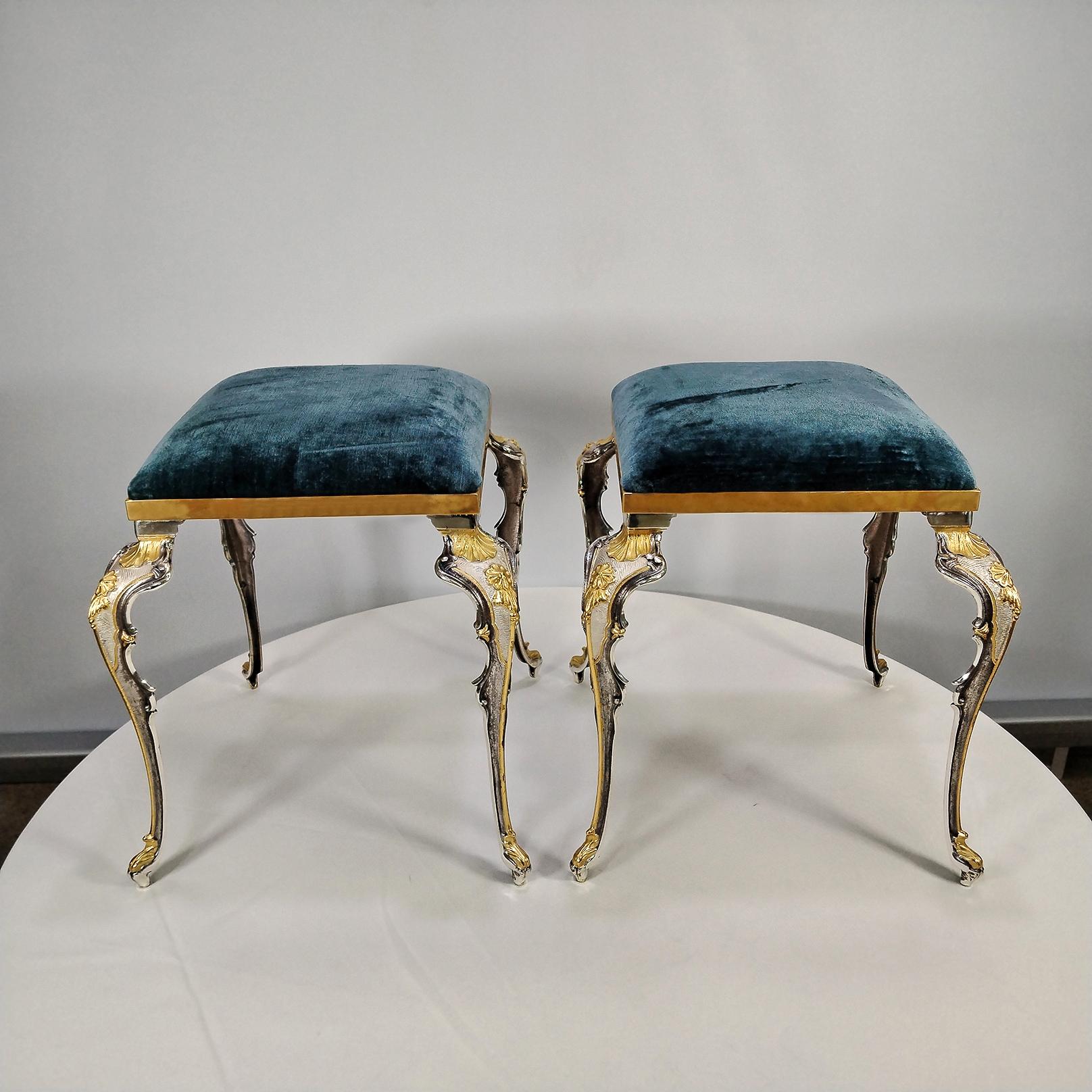 Paire de chaises de table d'échecs en laiton.
Les pieds sont moulés et sculptés de motifs floraux et de coquillages.
Les pieds sont amovibles et se fixent au siège à l'aide de 2 boulons par pied (fournis)
Une finition or, argent et argent bruni a