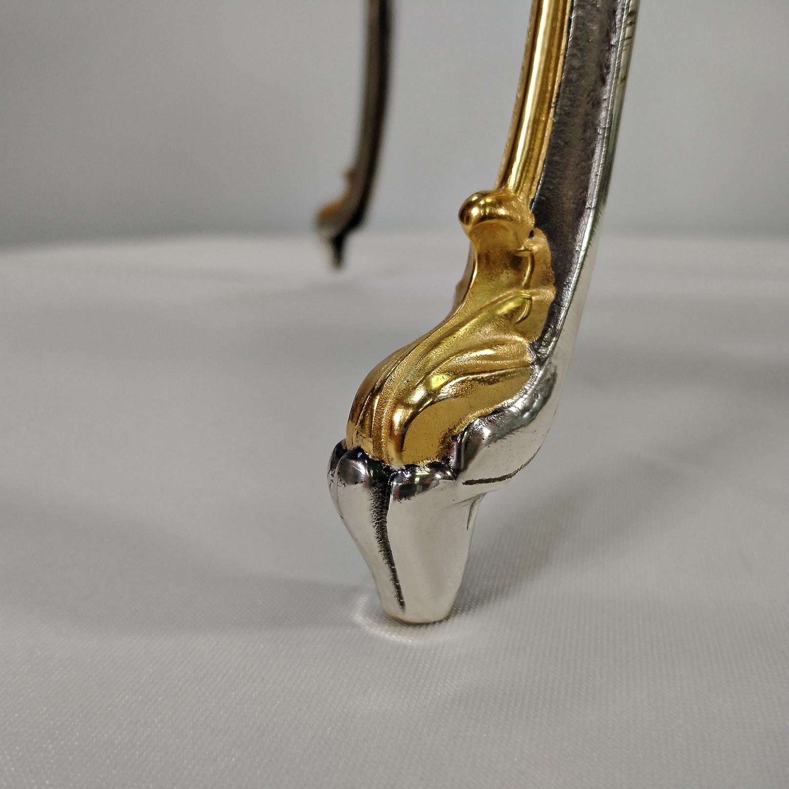 Paire italienne de  Chaises en laiton pour table d'échecs en vente 1
