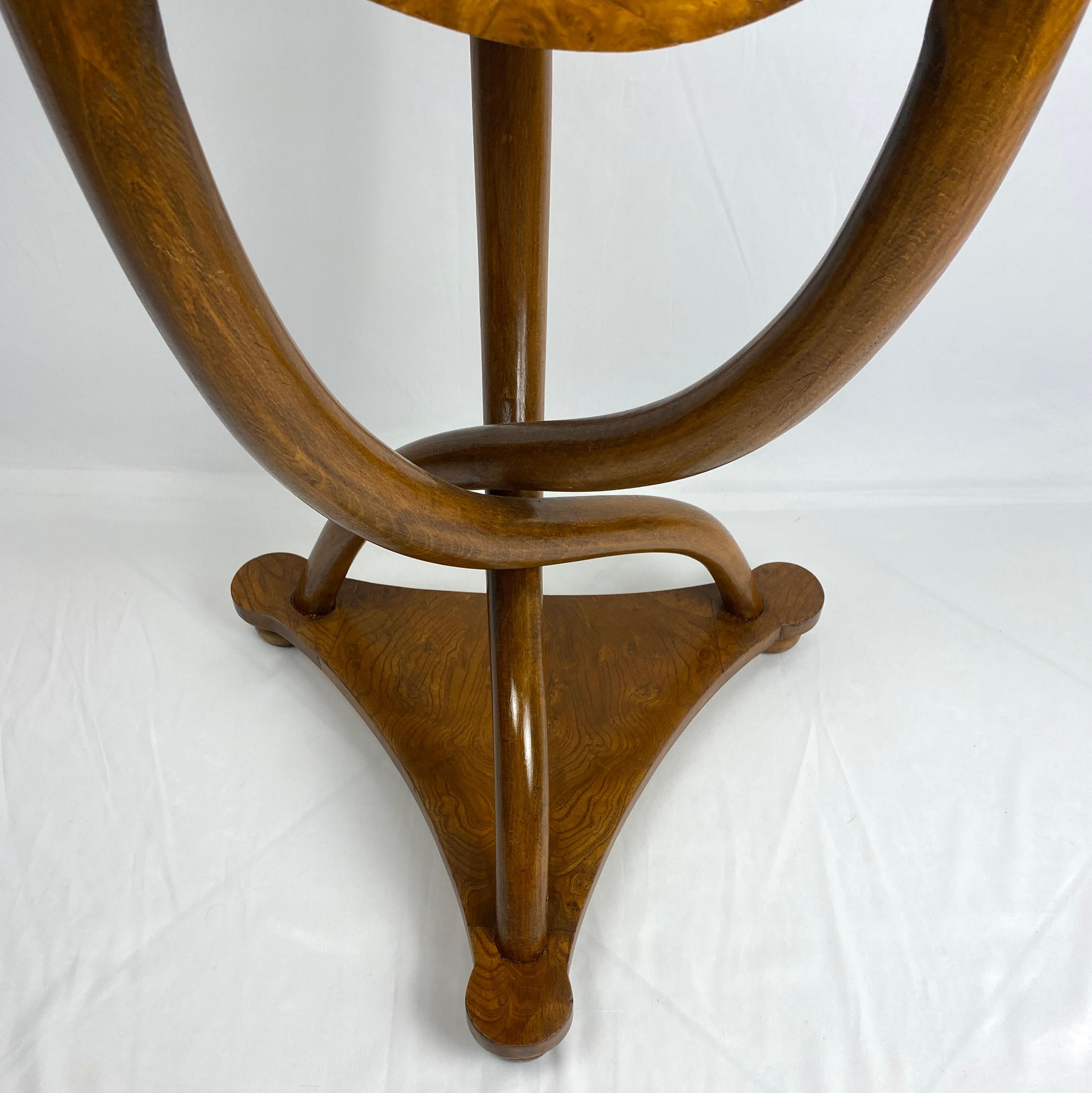 Elegante Pareja de Mesas Auxiliares de Nogal Burl con Patas Curvas

Este exquisito par de mesas auxiliares muestran la belleza natural del nogal burl, una madera muy codiciada conocida por sus distintivos patrones de veteado. Las patas curvadas y la