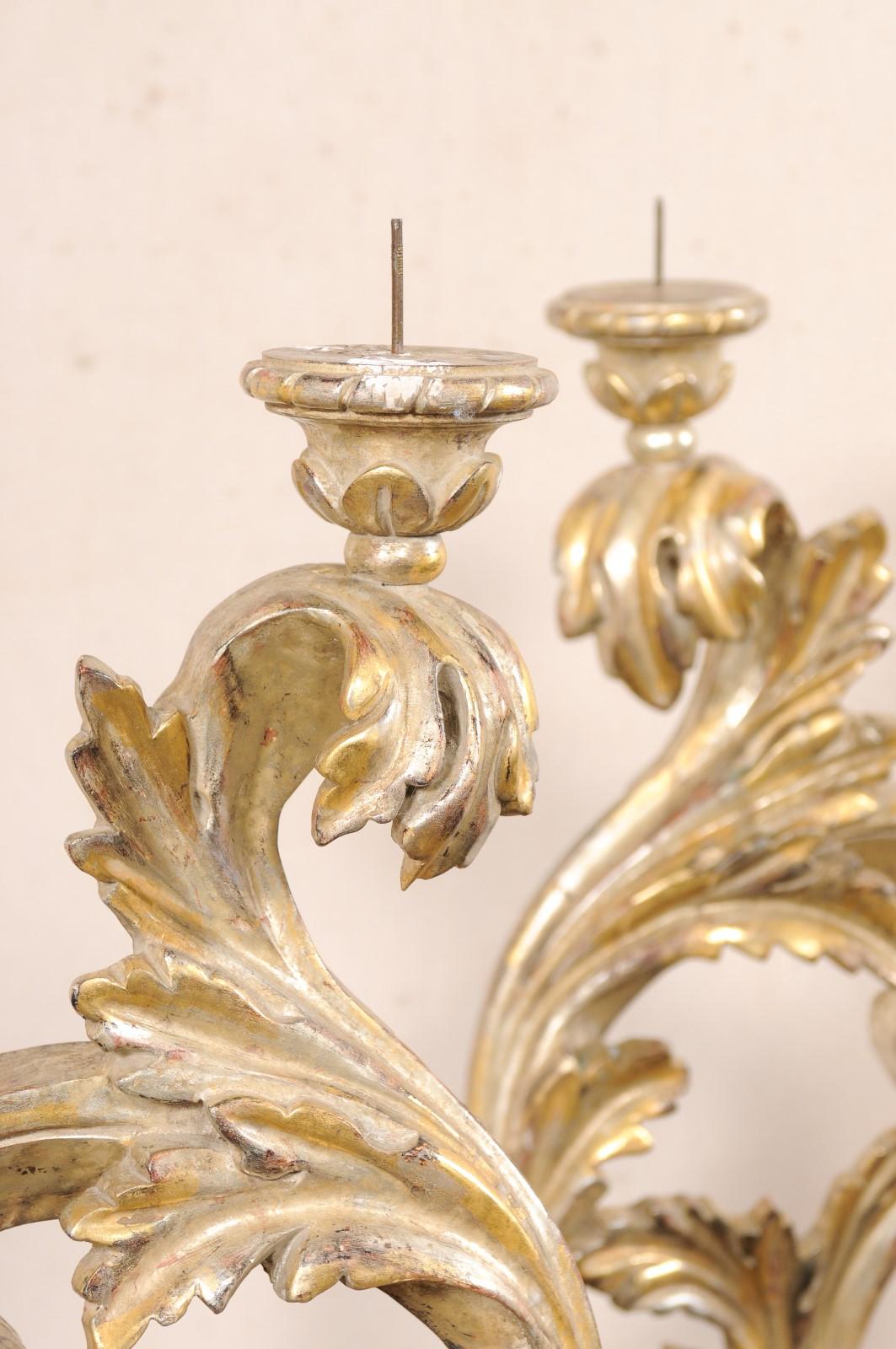 Coppia di portacandele italiani, design a foglie d'acanto in oro/argento in vendita 4
