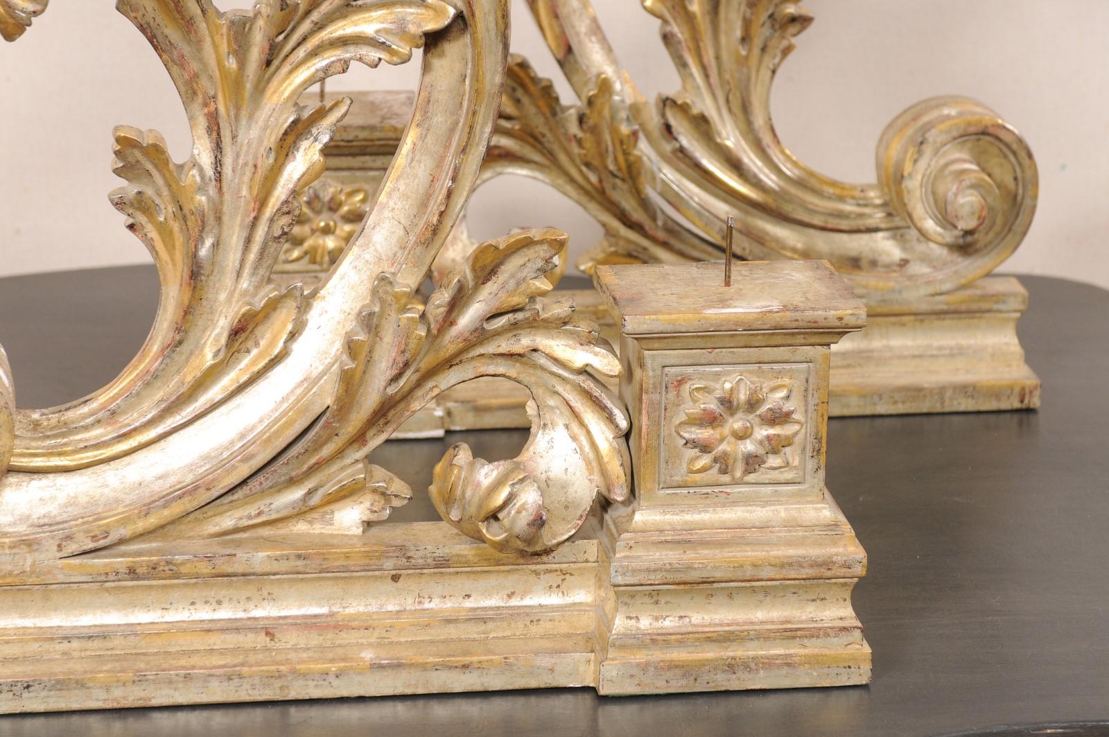 Coppia di portacandele italiani, design a foglie d'acanto in oro/argento in vendita 5
