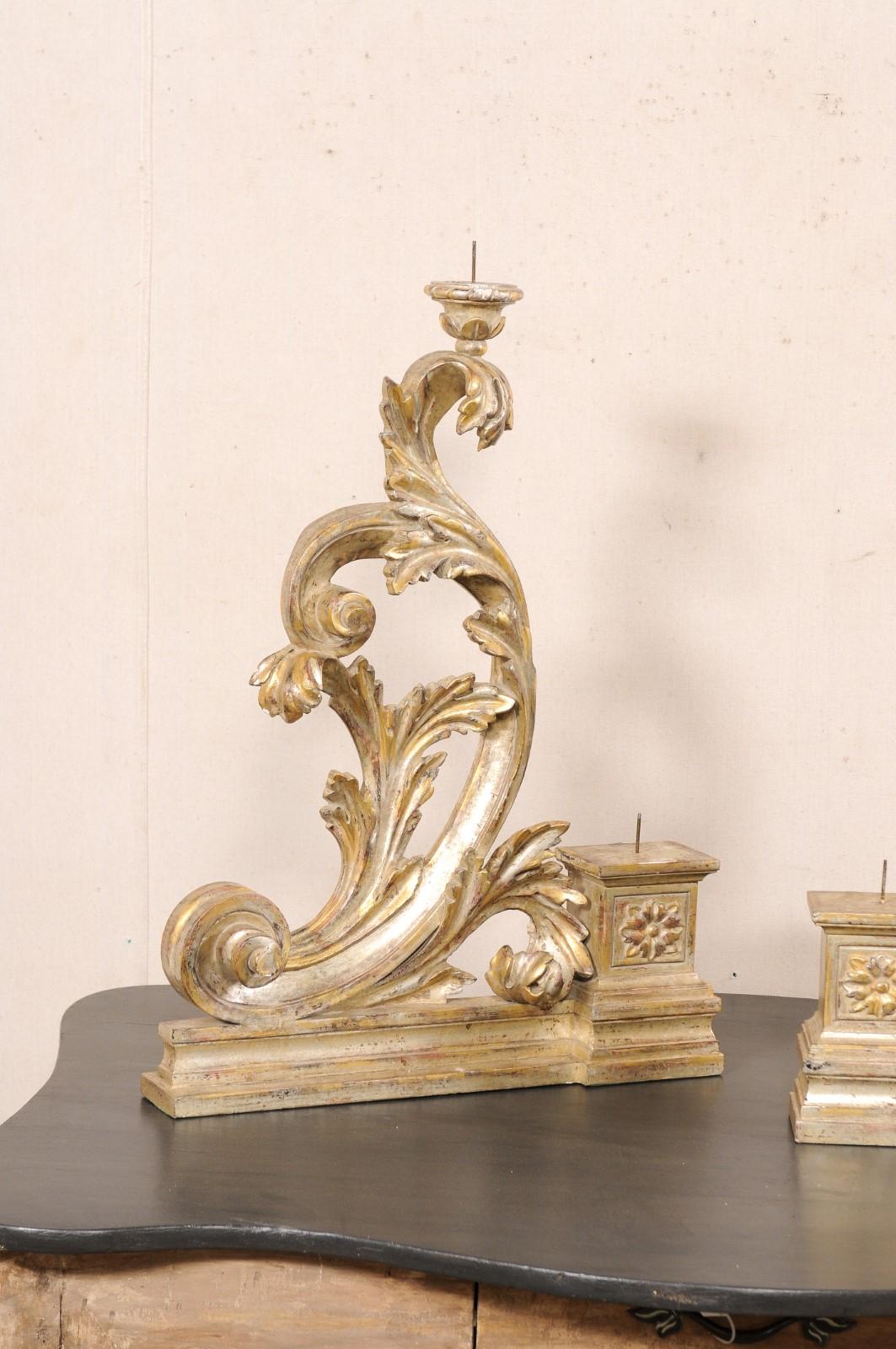 Italiano Coppia di portacandele italiani, design a foglie d'acanto in oro/argento in vendita