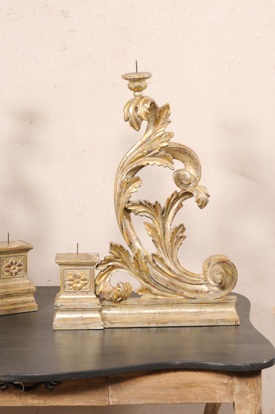 Coppia di portacandele italiani, design a foglie d'acanto in oro/argento In condizioni buone in vendita a Atlanta, GA