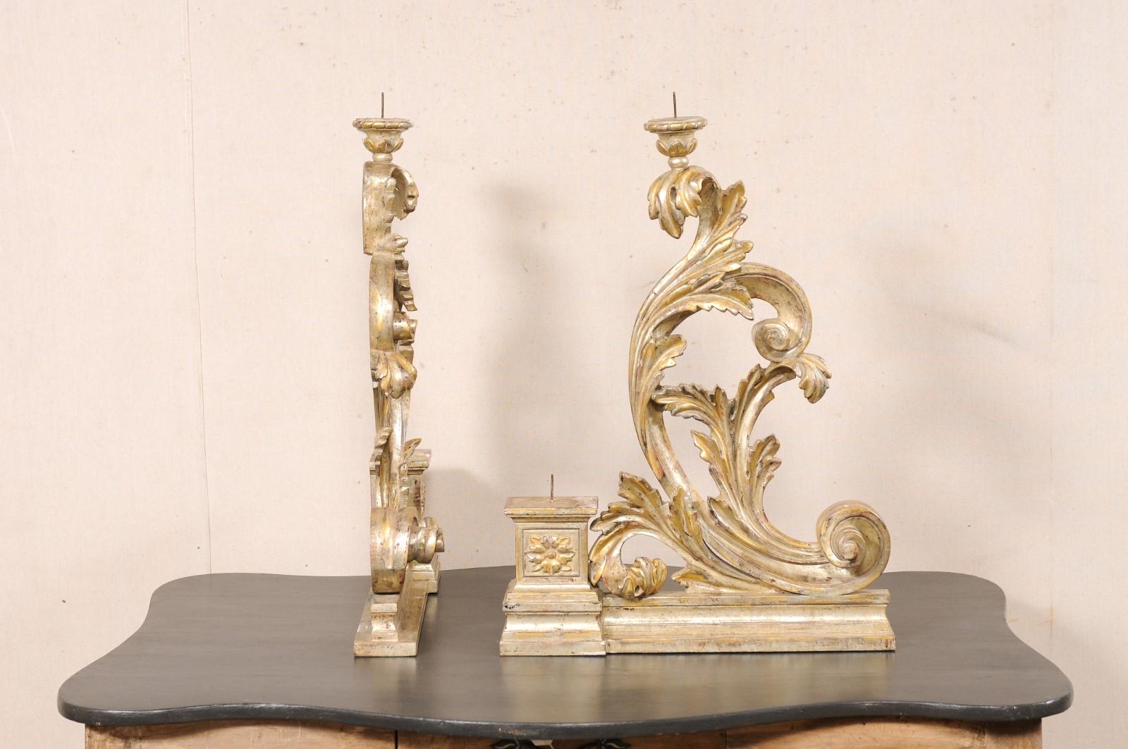 XX secolo Coppia di portacandele italiani, design a foglie d'acanto in oro/argento in vendita