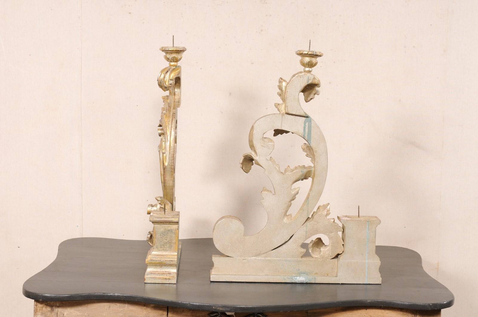Coppia di portacandele italiani, design a foglie d'acanto in oro/argento in vendita 1