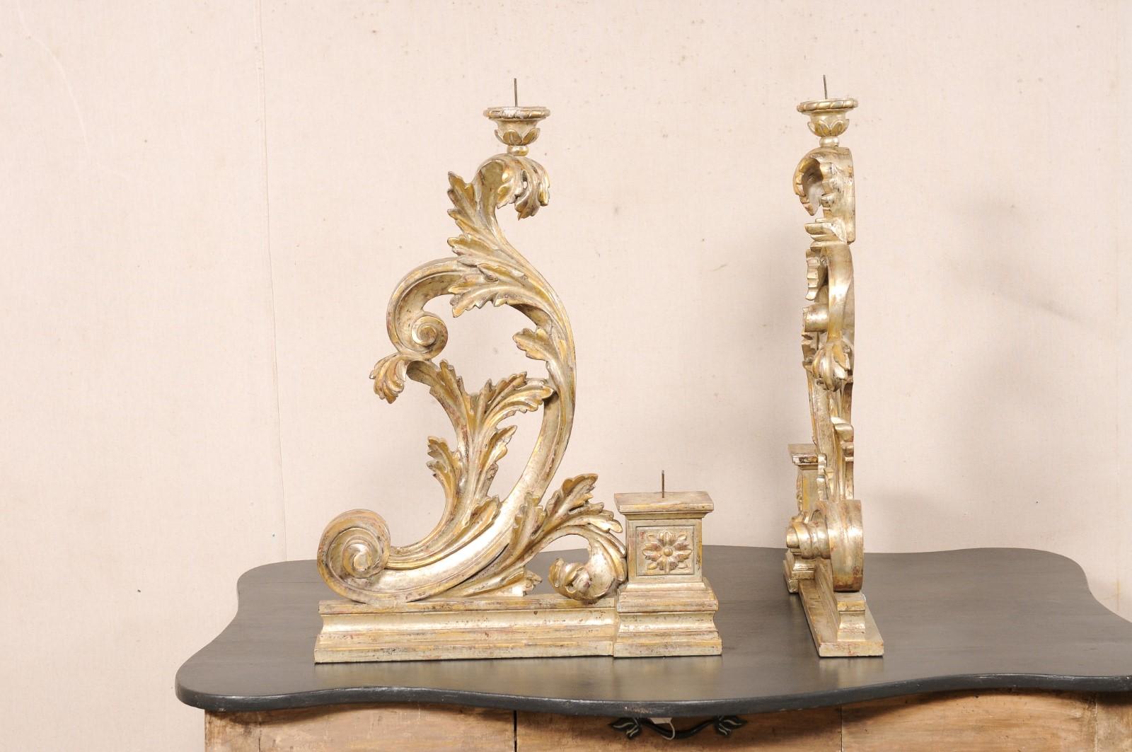 Coppia di portacandele italiani, design a foglie d'acanto in oro/argento in vendita 2