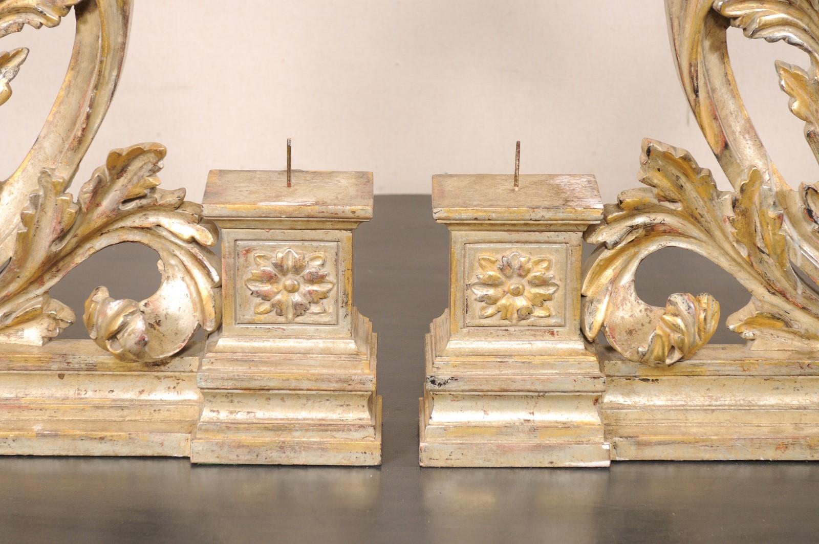 Coppia di portacandele italiani, design a foglie d'acanto in oro/argento in vendita 3