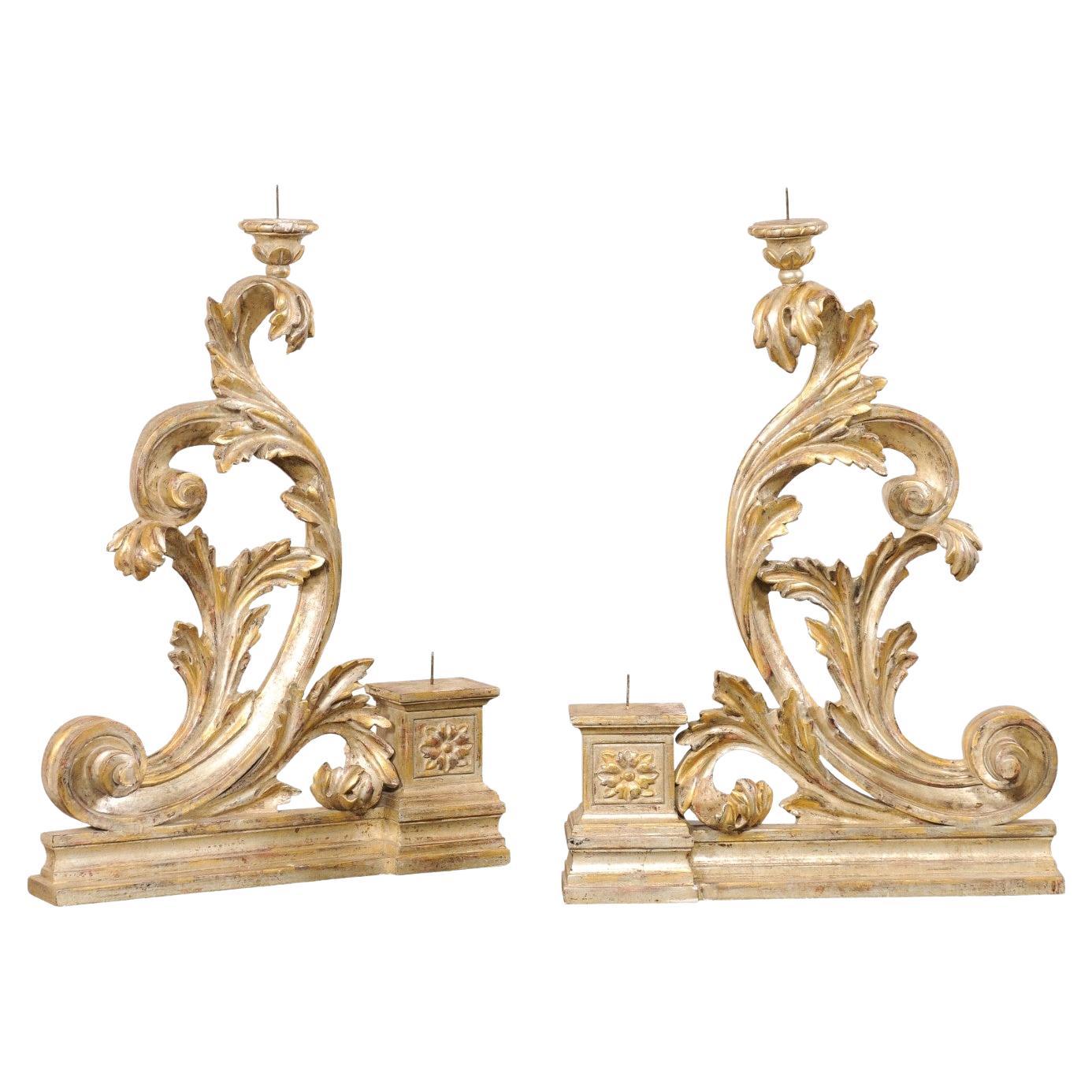 Coppia di portacandele italiani, design a foglie d'acanto in oro/argento in vendita