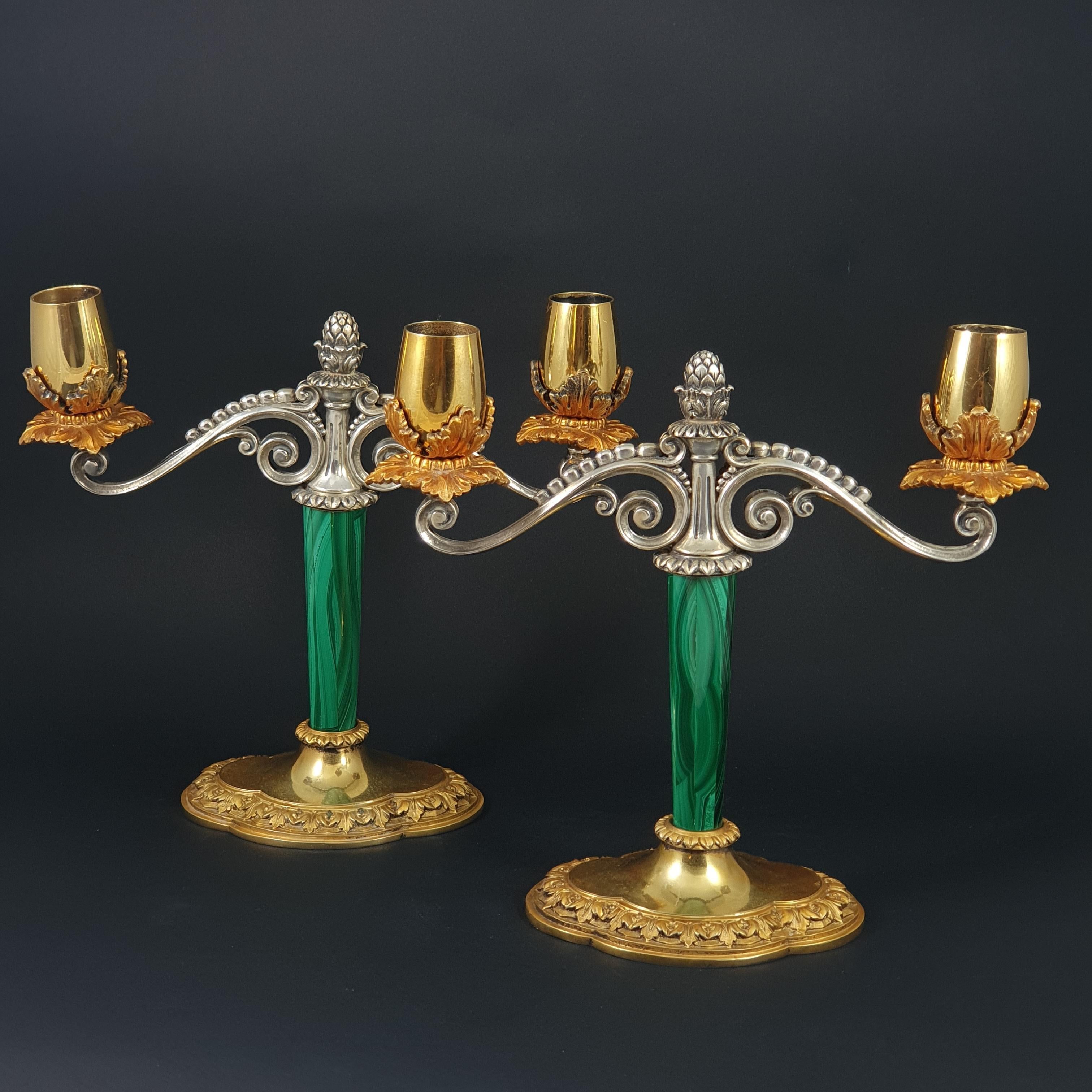 Pair of 20th Italian candlesticks in solid silver, gilt and malachite. 

The base decorated with foliage recalling the bobeches, the winding arms and surmounted by a pine cone 

800 Silver hallmark 

Measures: Height: 18.7 cm 
Width: 20.5 cm