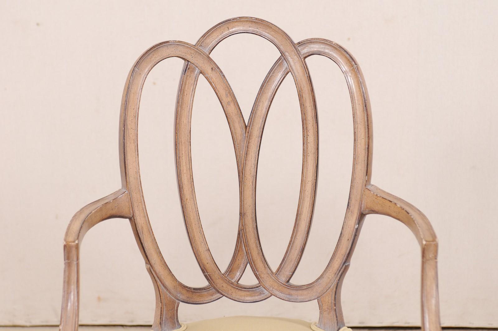 Italienisches Paar geschnitzter Holzsessel mit gepolsterten Sitzen, Mitte des 20. Jahrhunderts (Polster) im Angebot